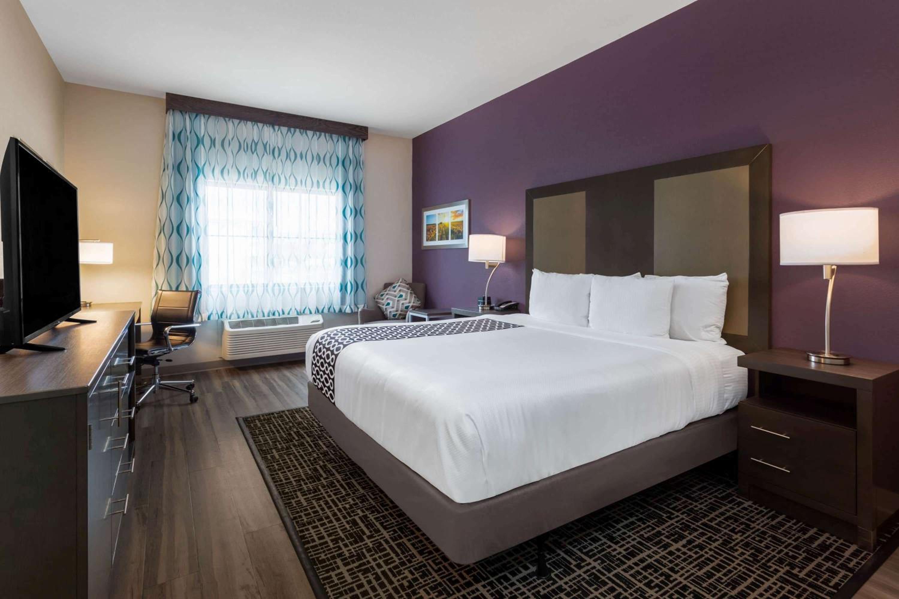 Deluxe King Room - Photo 2
