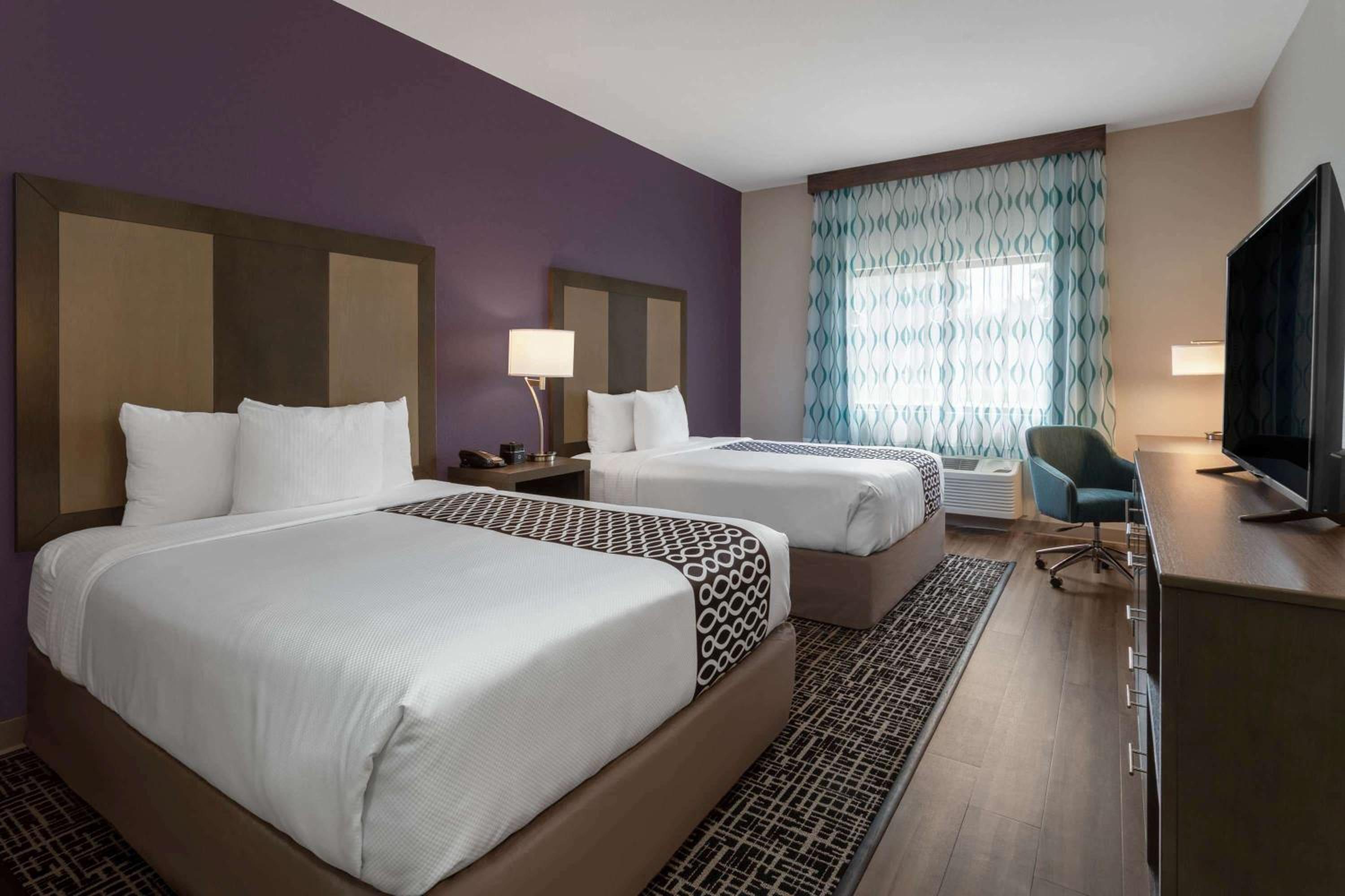 Queen Room with Two Queen Beds - Mobility Access/Non-Smoking - Photo 2