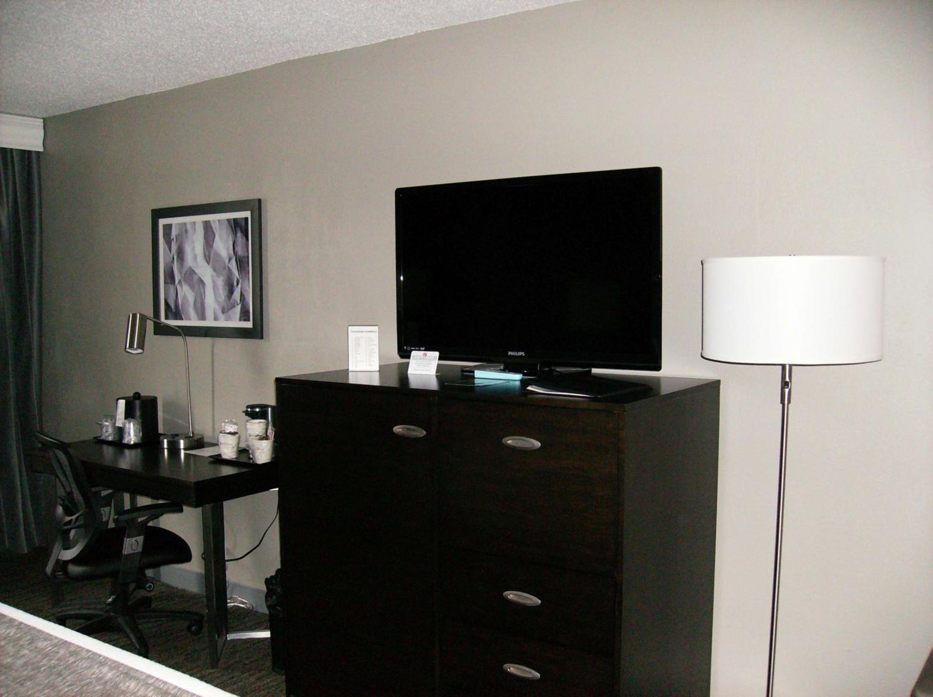 Queen Room with Two Queen Beds and Roll-In Shower - Mobility Access/Non-Smoking - Photo 3
