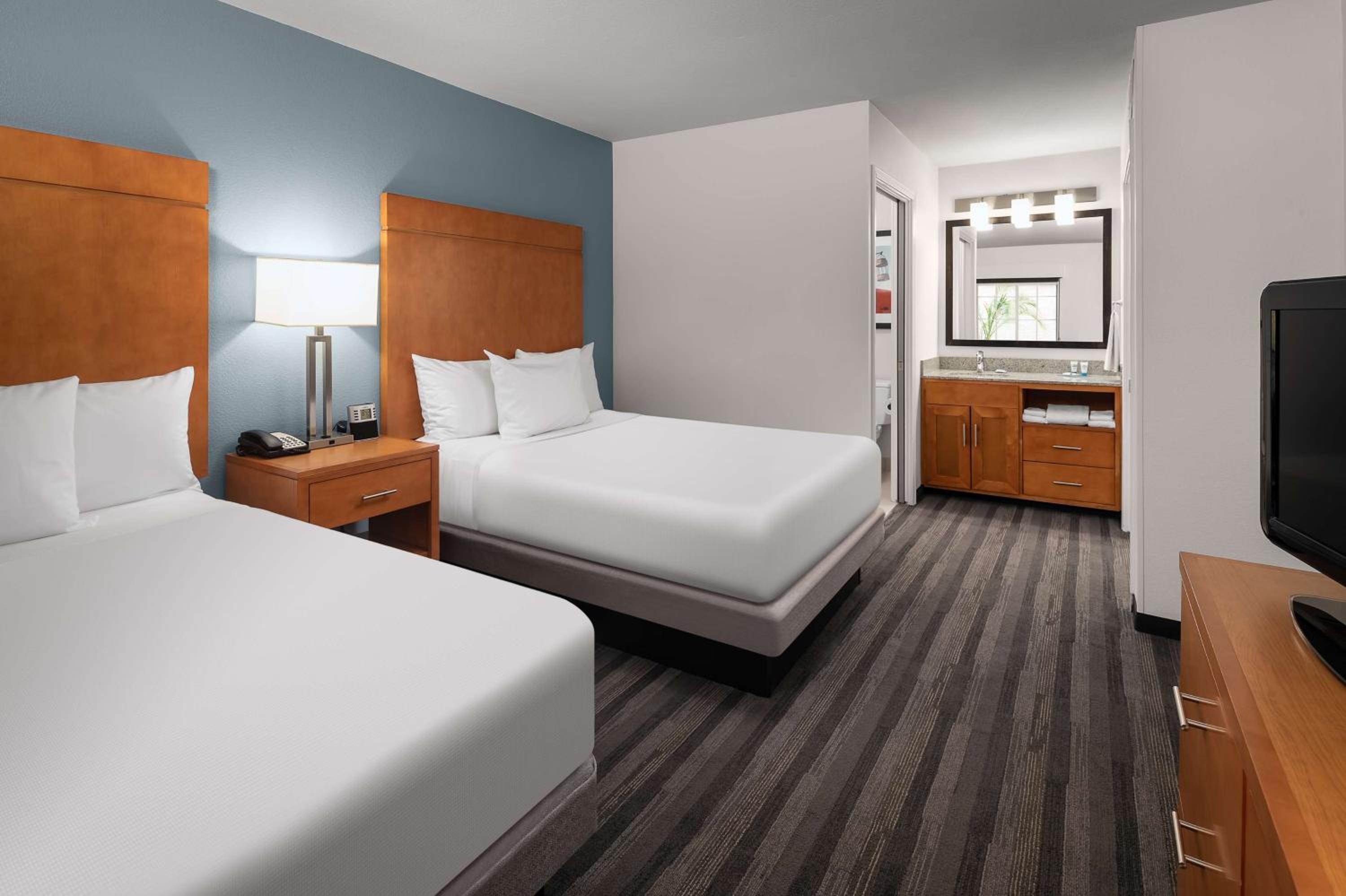 Two-Bedroom Suite - Photo 4