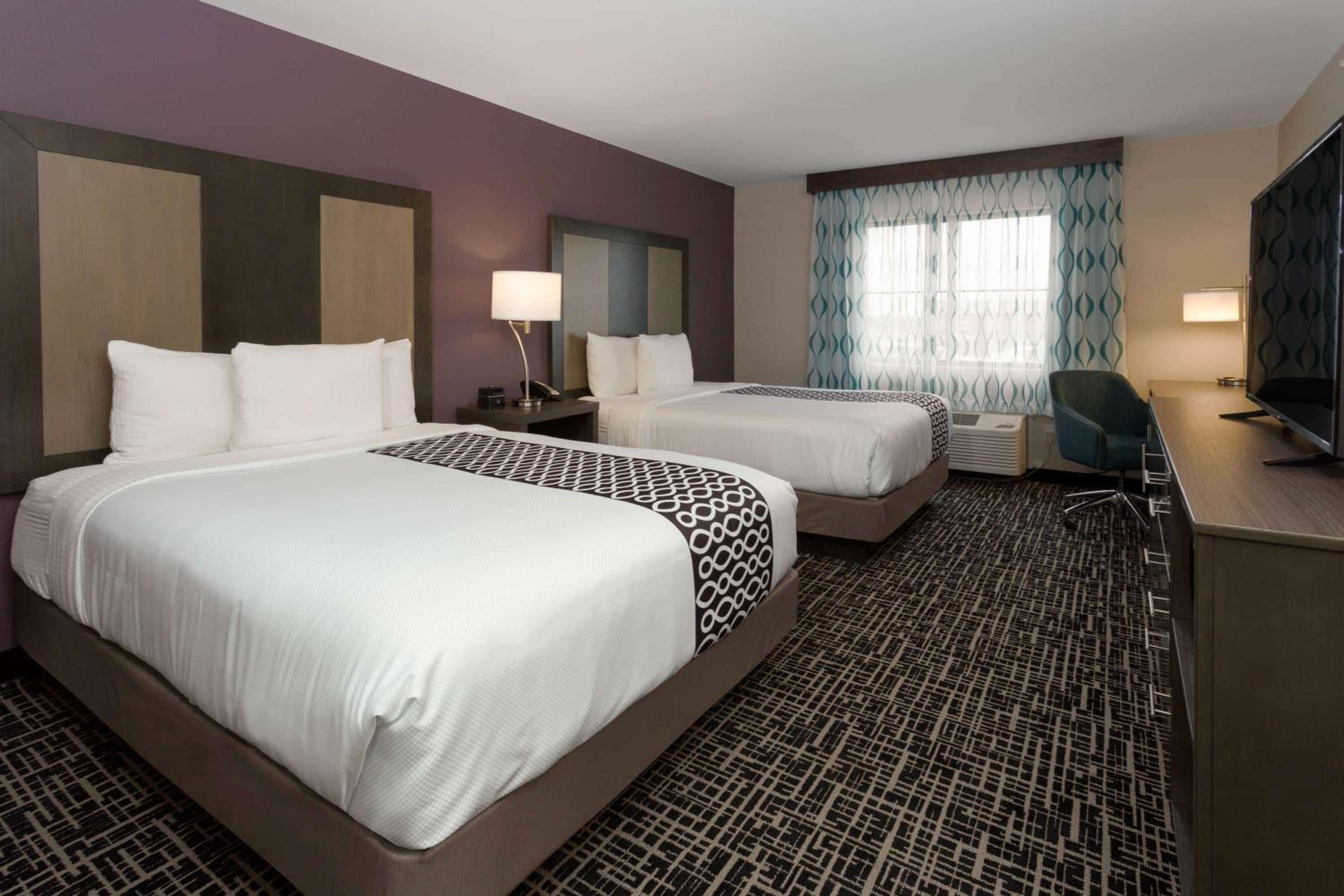 Deluxe Queen Room with Two Queen Beds - Photo 3