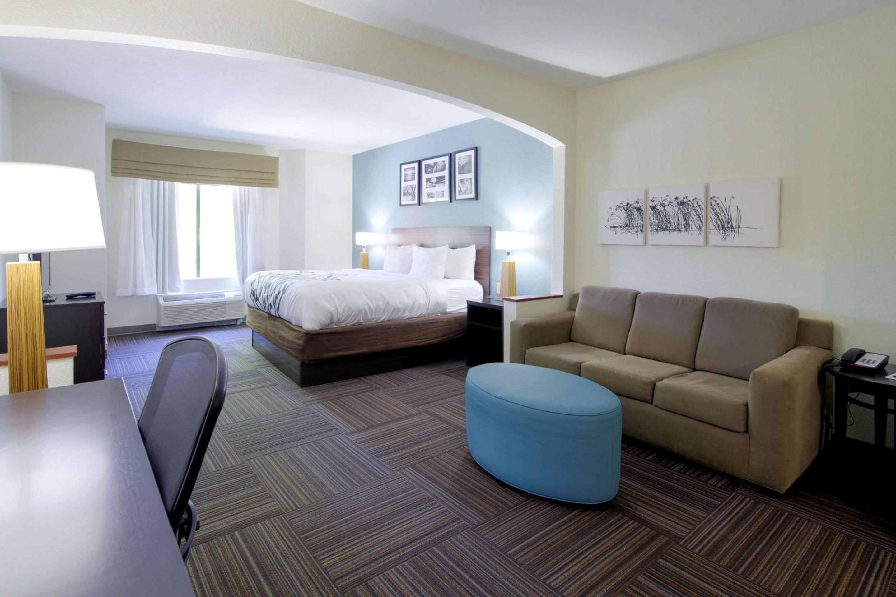 King Suite Non-Smoking with Kitchenette - Photo 3