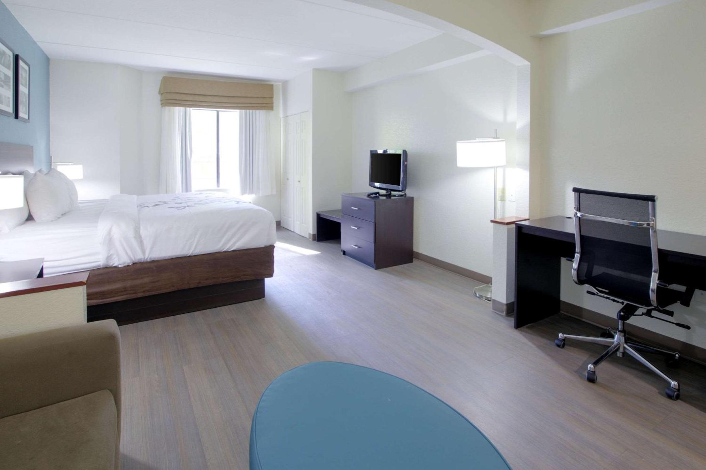 King Suite with Hot Tub & Kitchenette - Non-Smoking - Photo 2