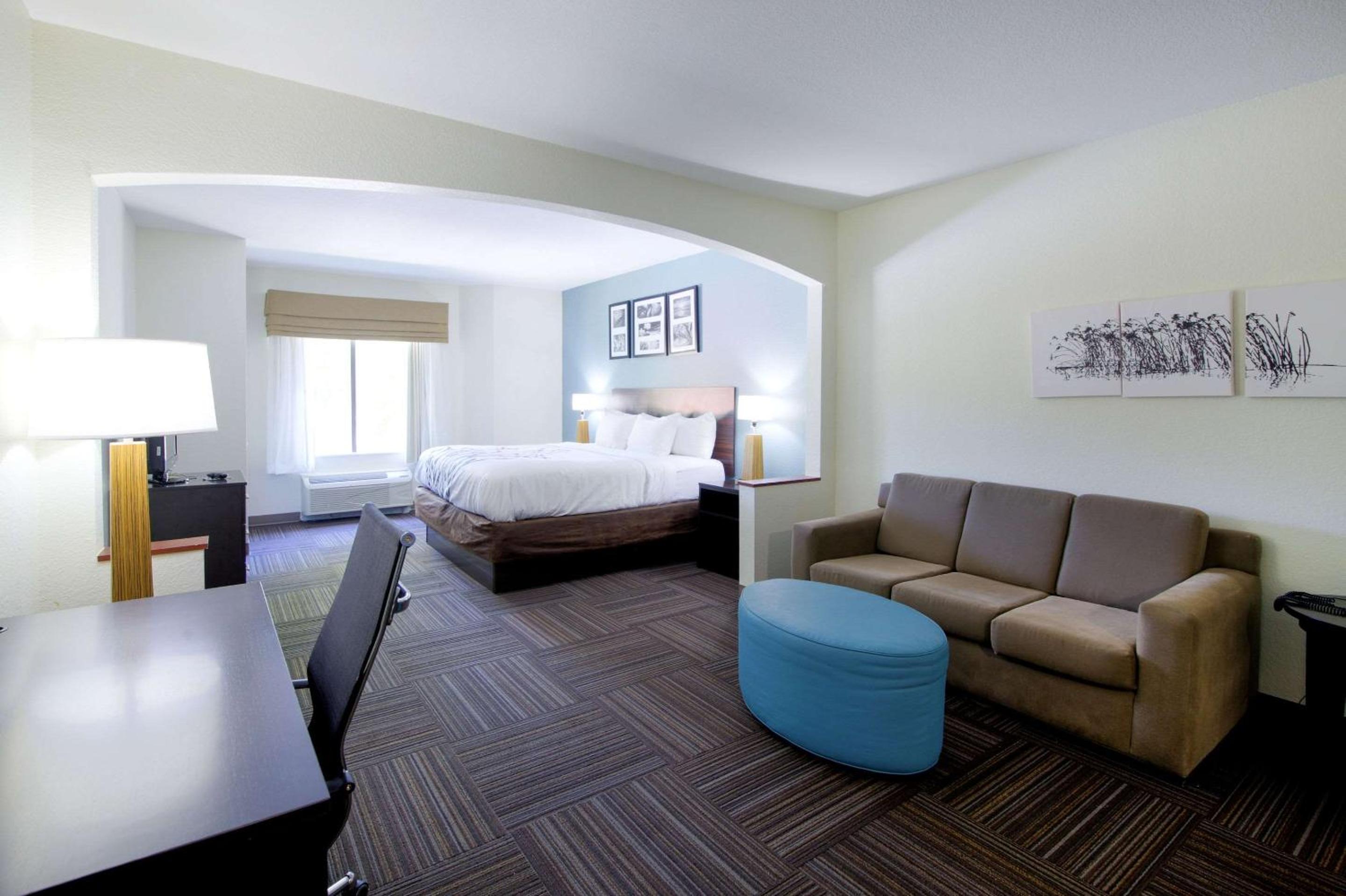 King Suite with Hot Tub & Kitchenette - Non-Smoking - Photo 5