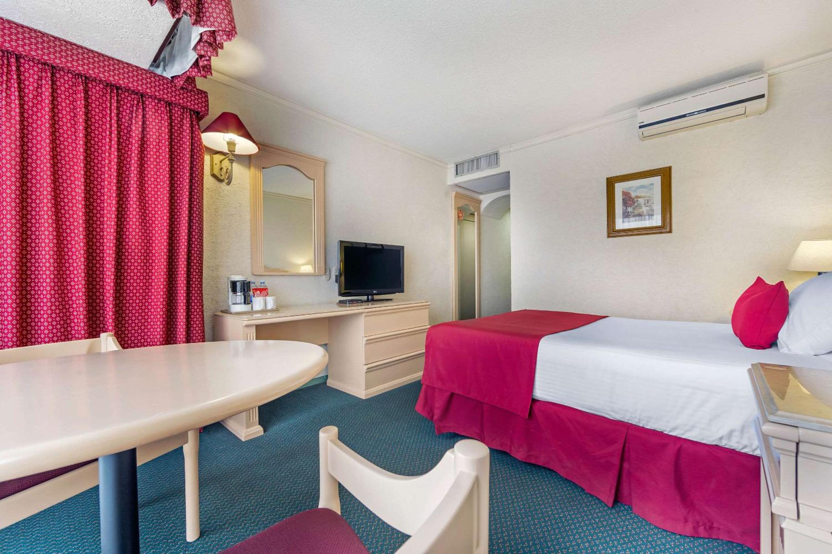 Queen Room with City View - Non-Smoking - Photo 2