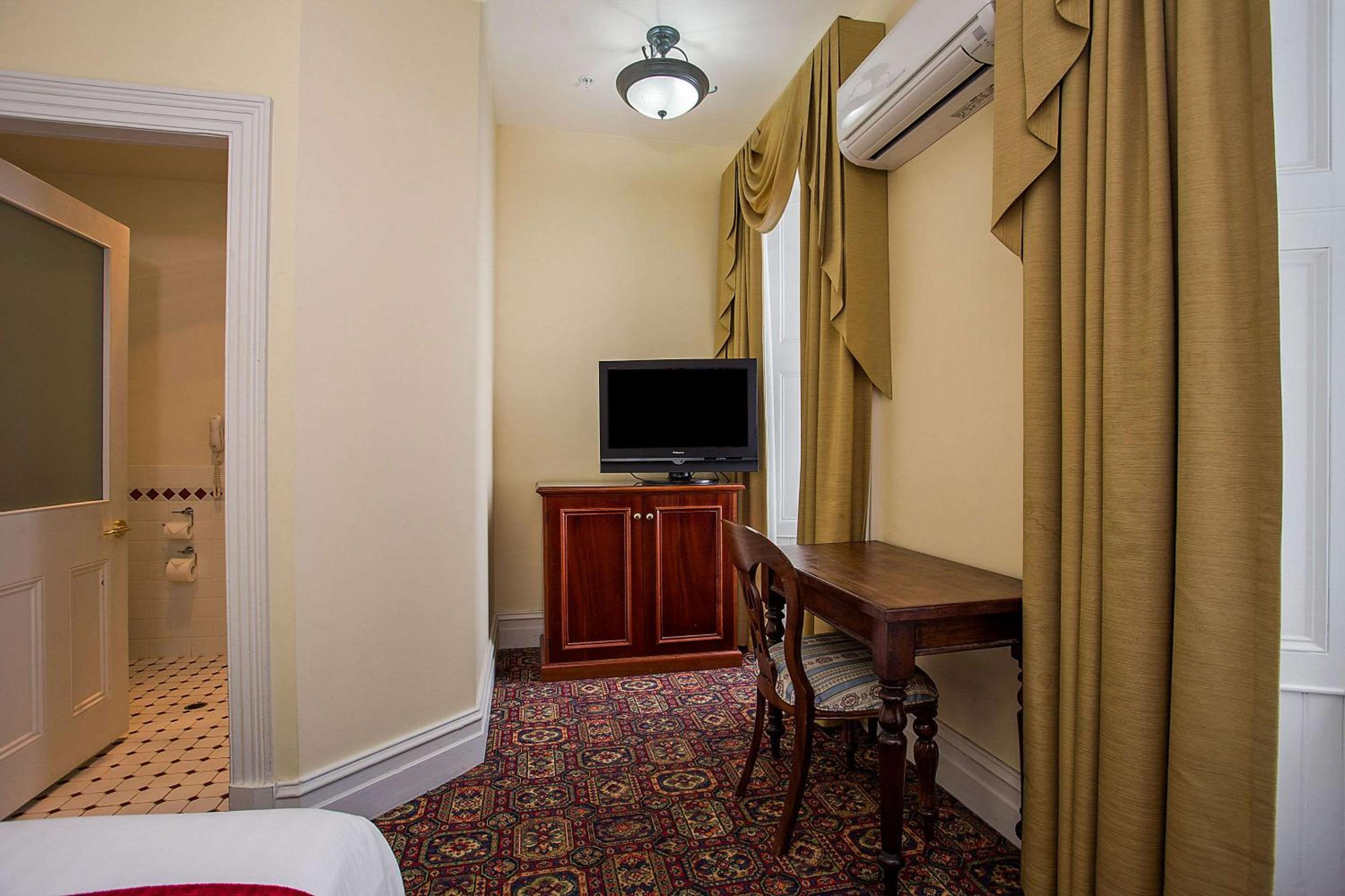 Queen Room - Non-Smoking - Photo 5