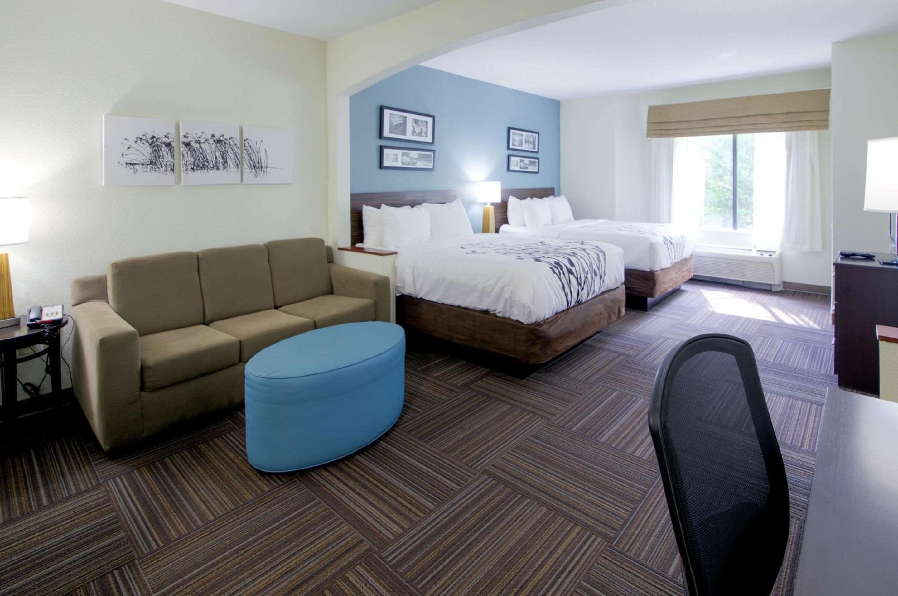 Queen Suite with Two Queen Beds and Sofa Bed and Kitchenette - Non Smoking - Photo 2