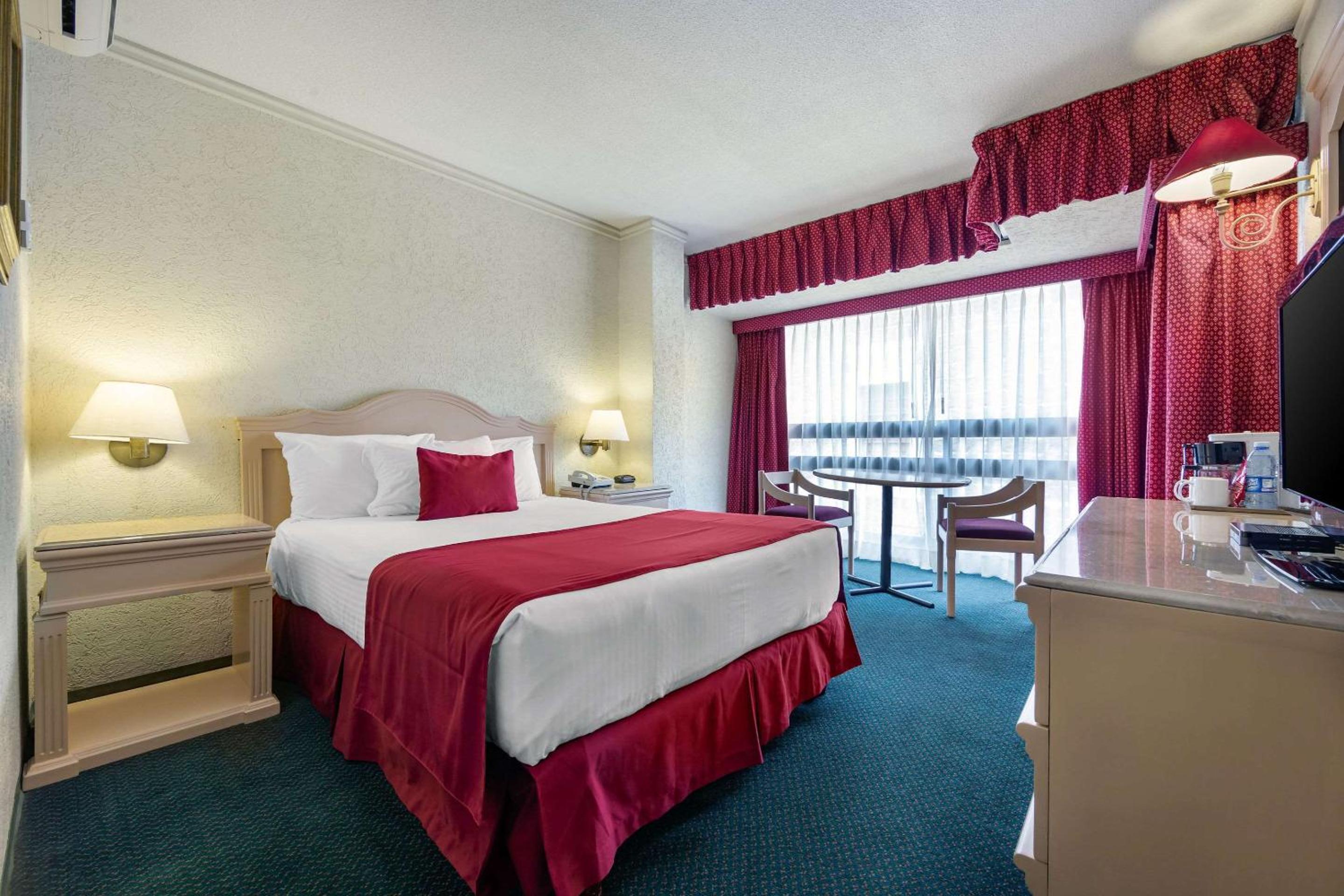 Queen Room with City View - Non-Smoking - Photo 3