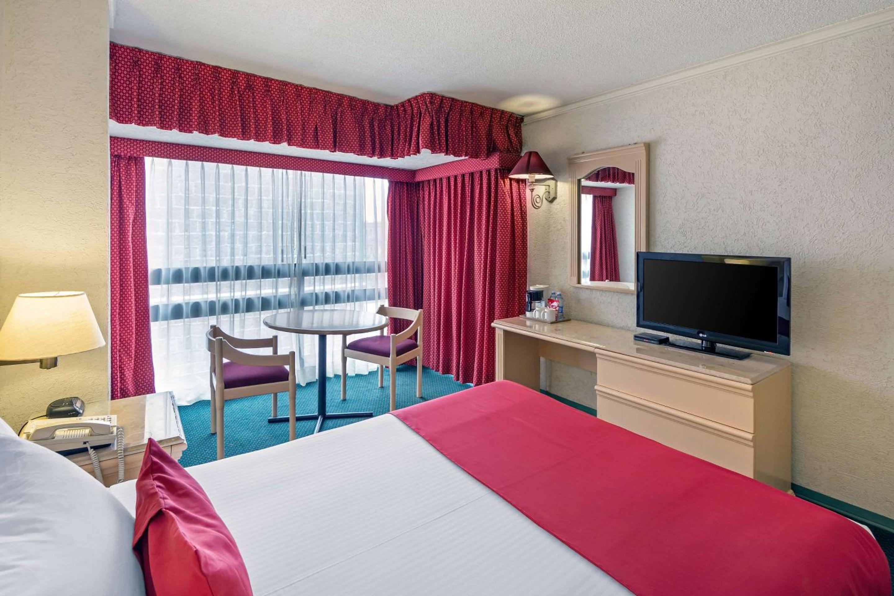Queen Room with City View - Non-Smoking - Photo 1