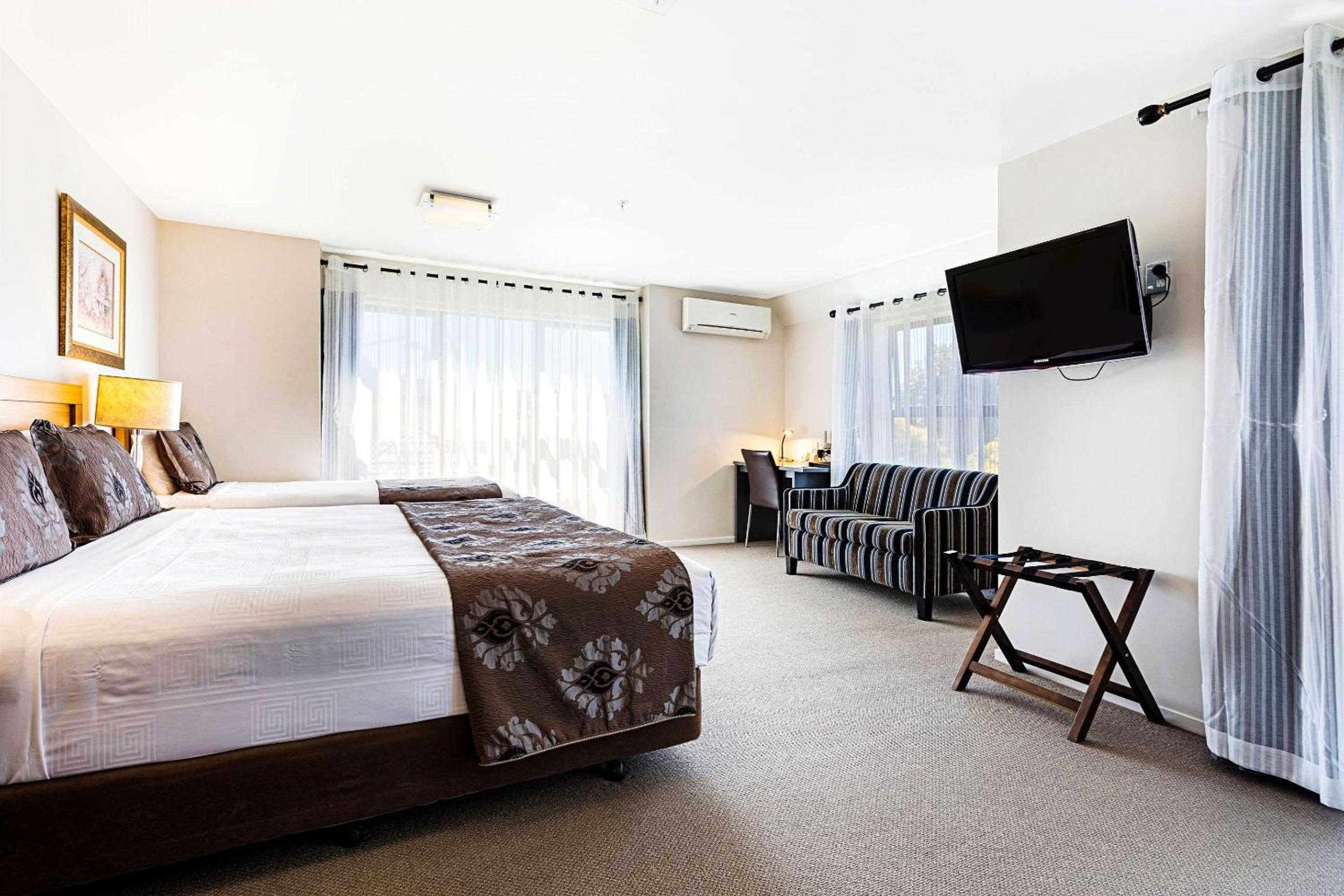 Executive Suite with Kitchen - Photo 10