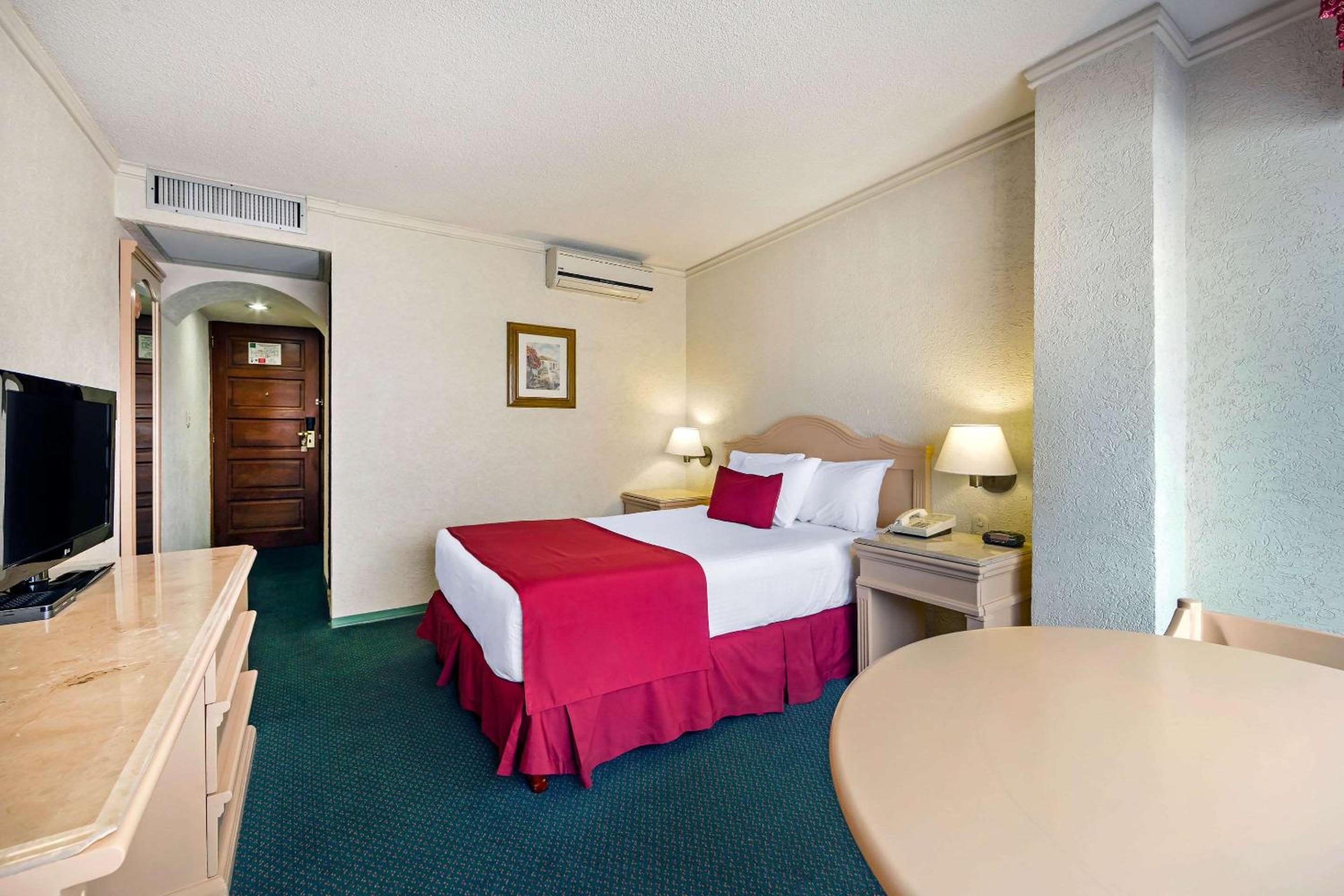 Queen Room with City View - Non-Smoking - Photo 4