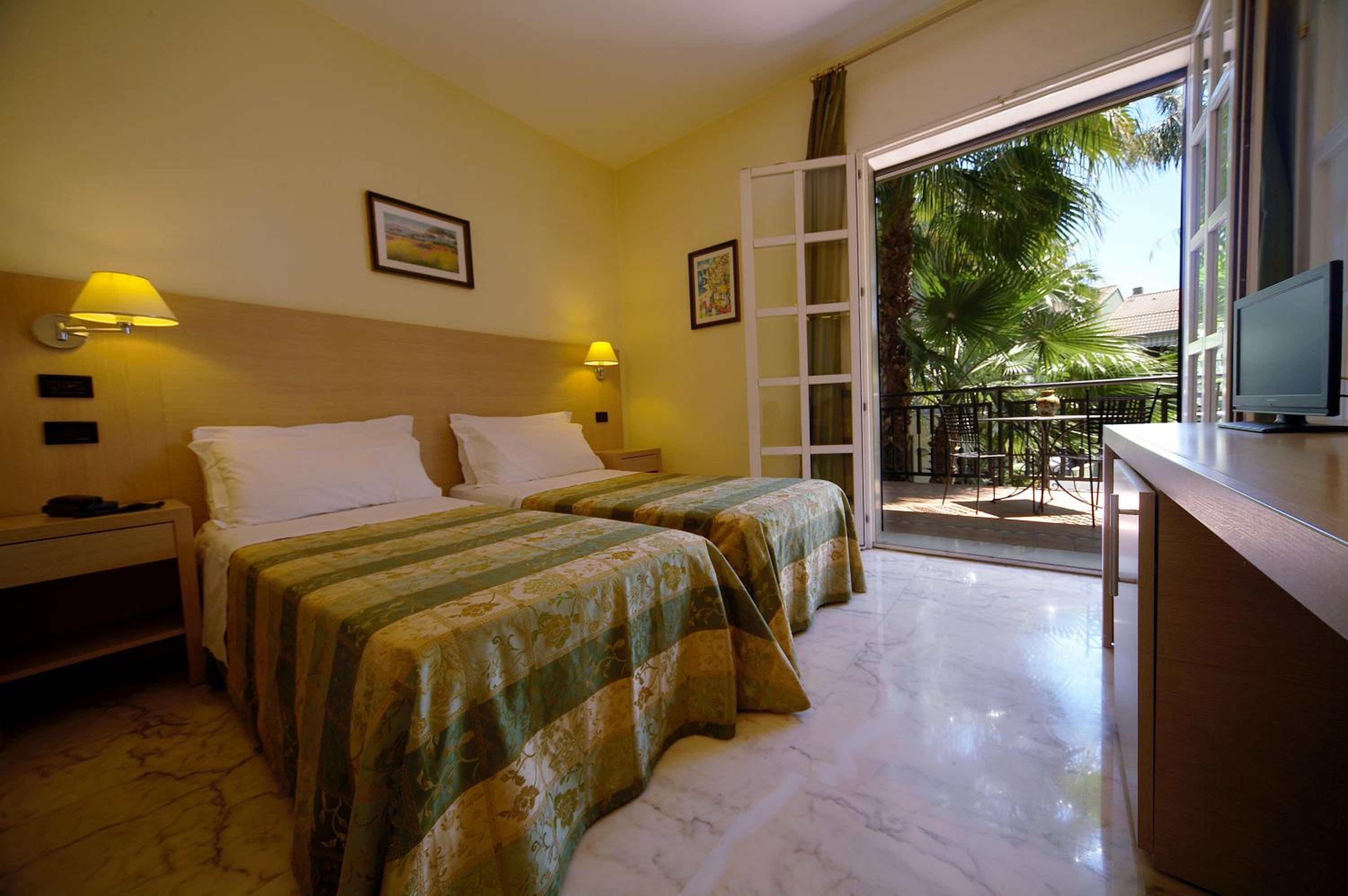 Double or Twin Room with Balcony - Photo 1