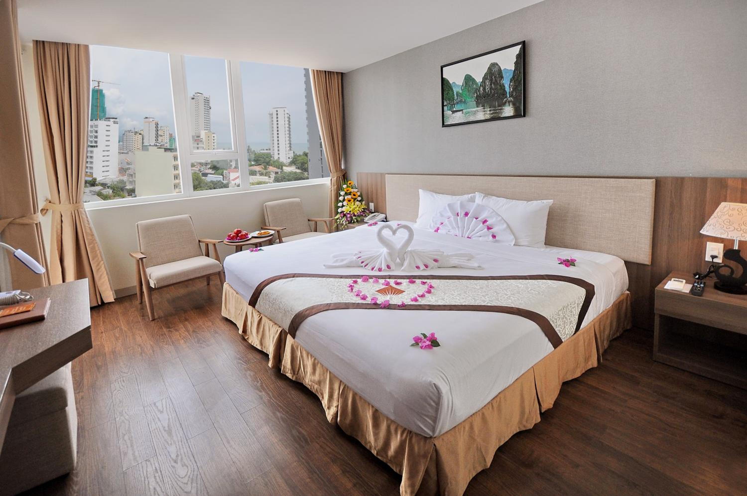 Senior City View With Balcony photo 2