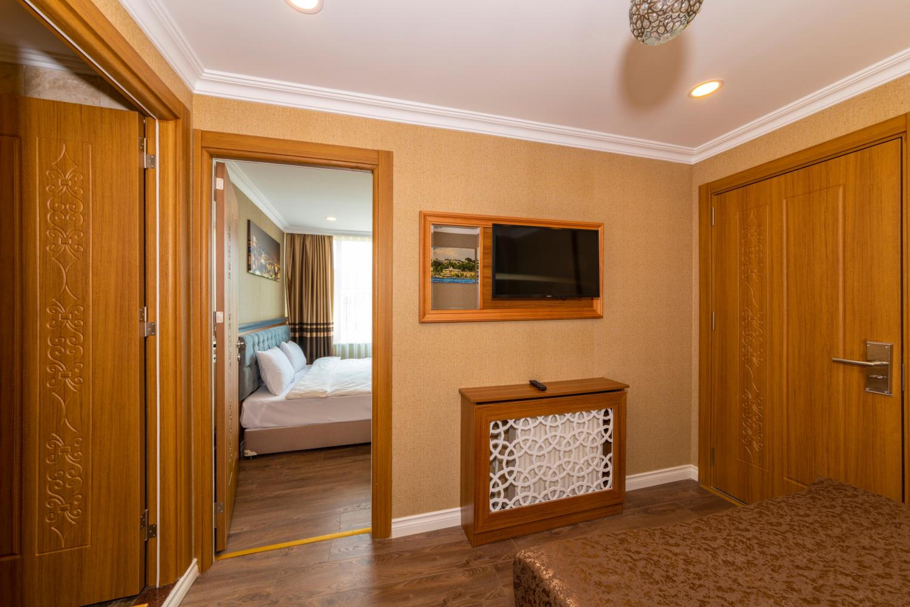 Connection Family Room with Balcony photo 3