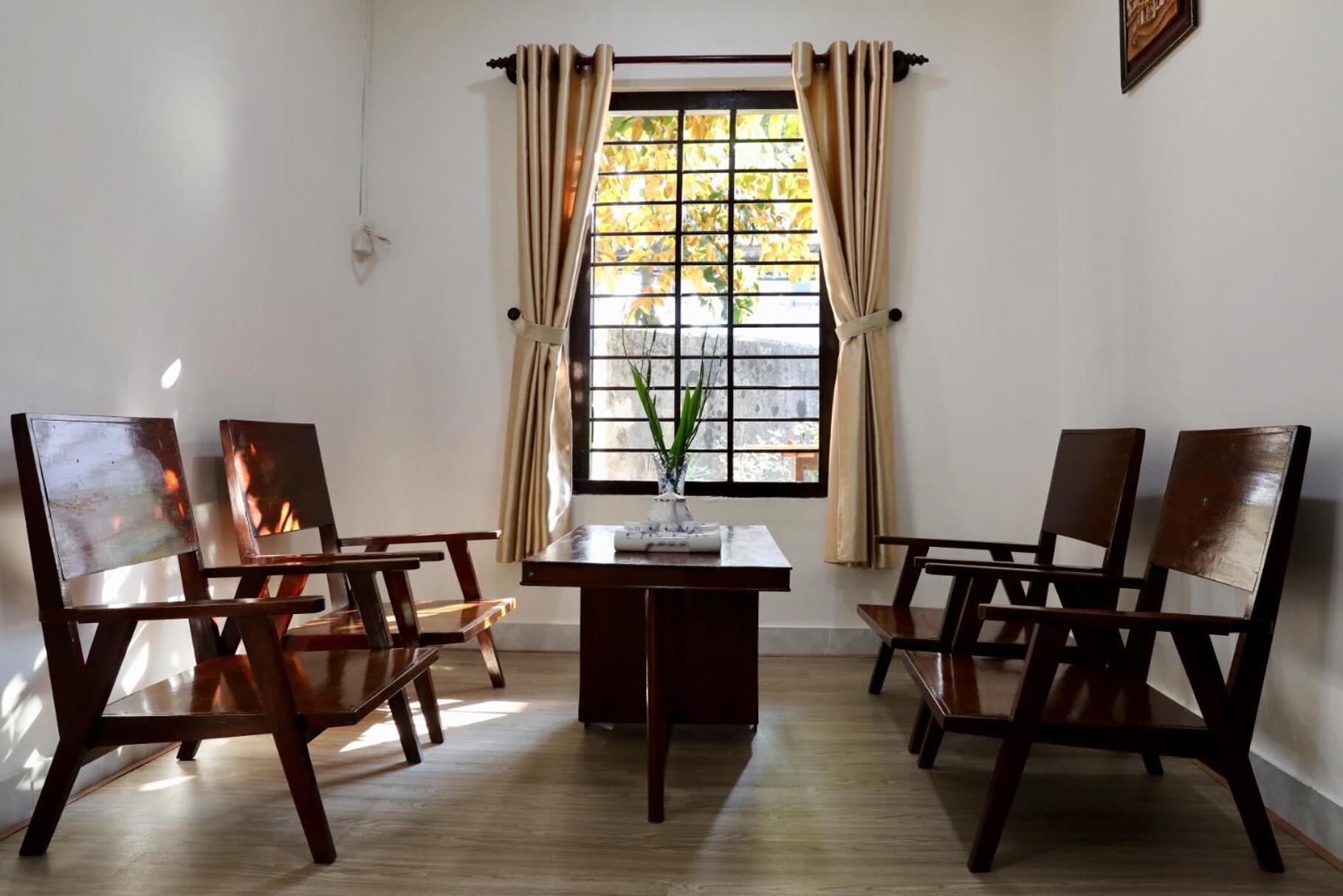 Family Room with Garden View