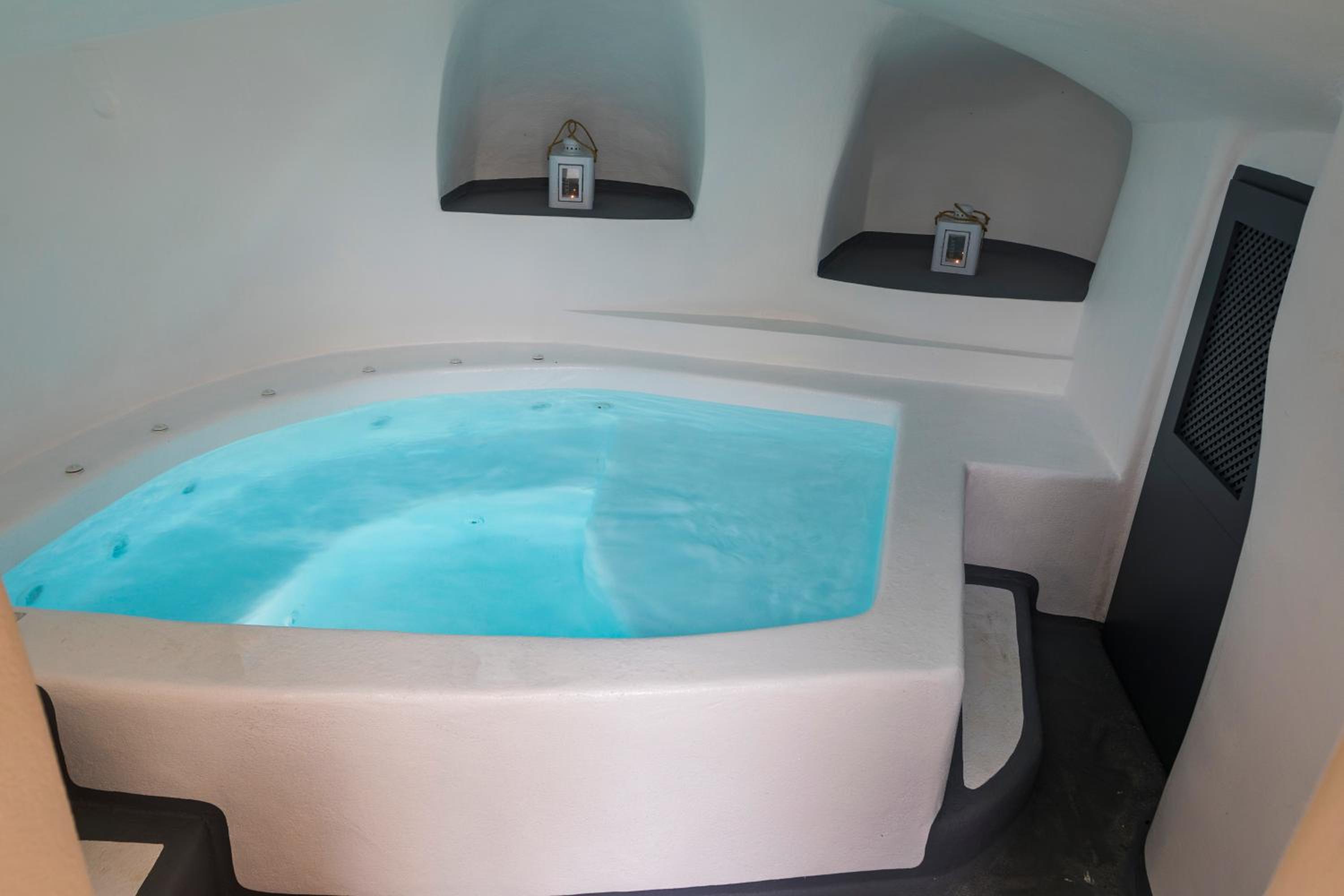 Superior Apartment with Outdoor Cave hot tub photo 3