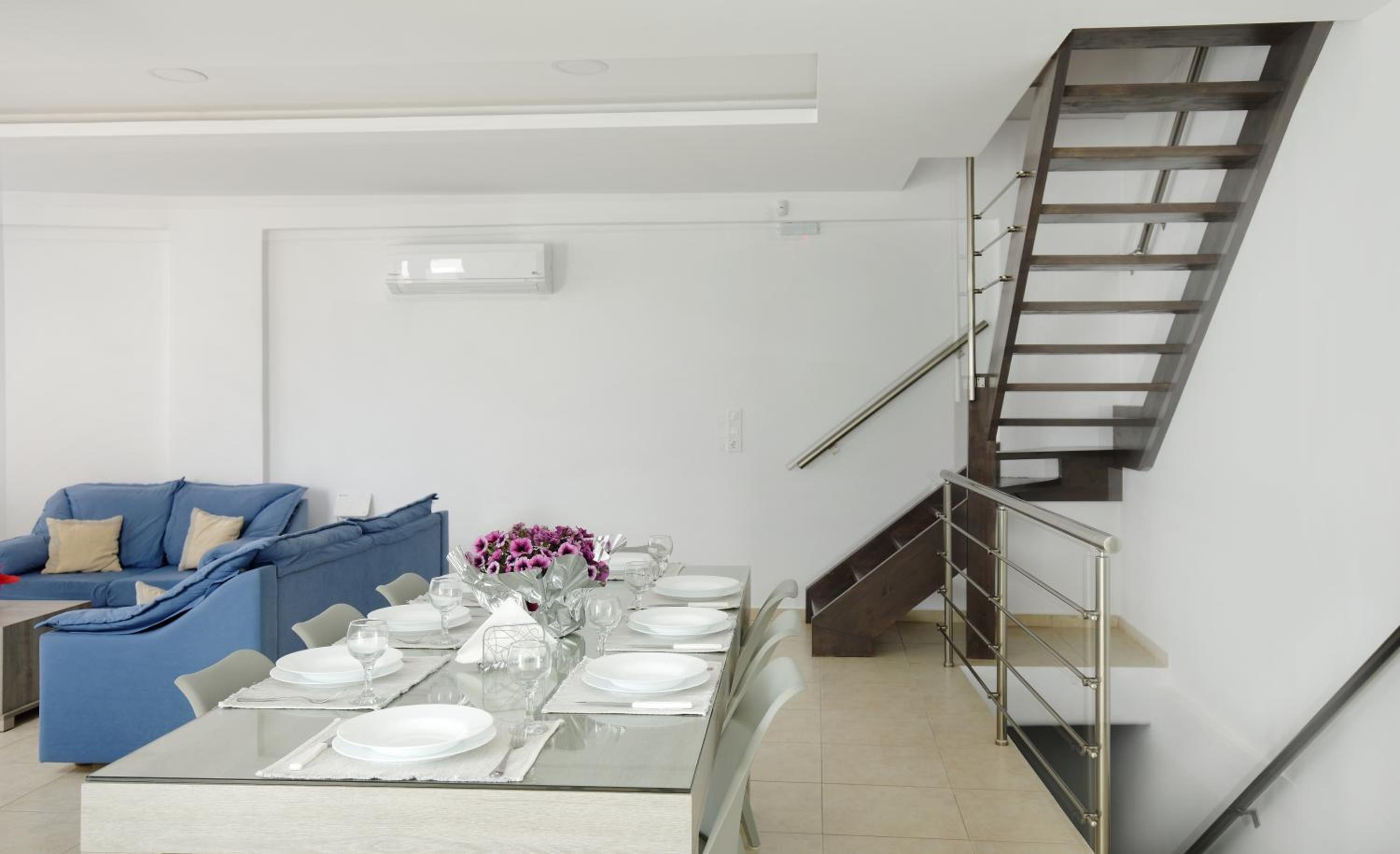 Villa - Photo 2
