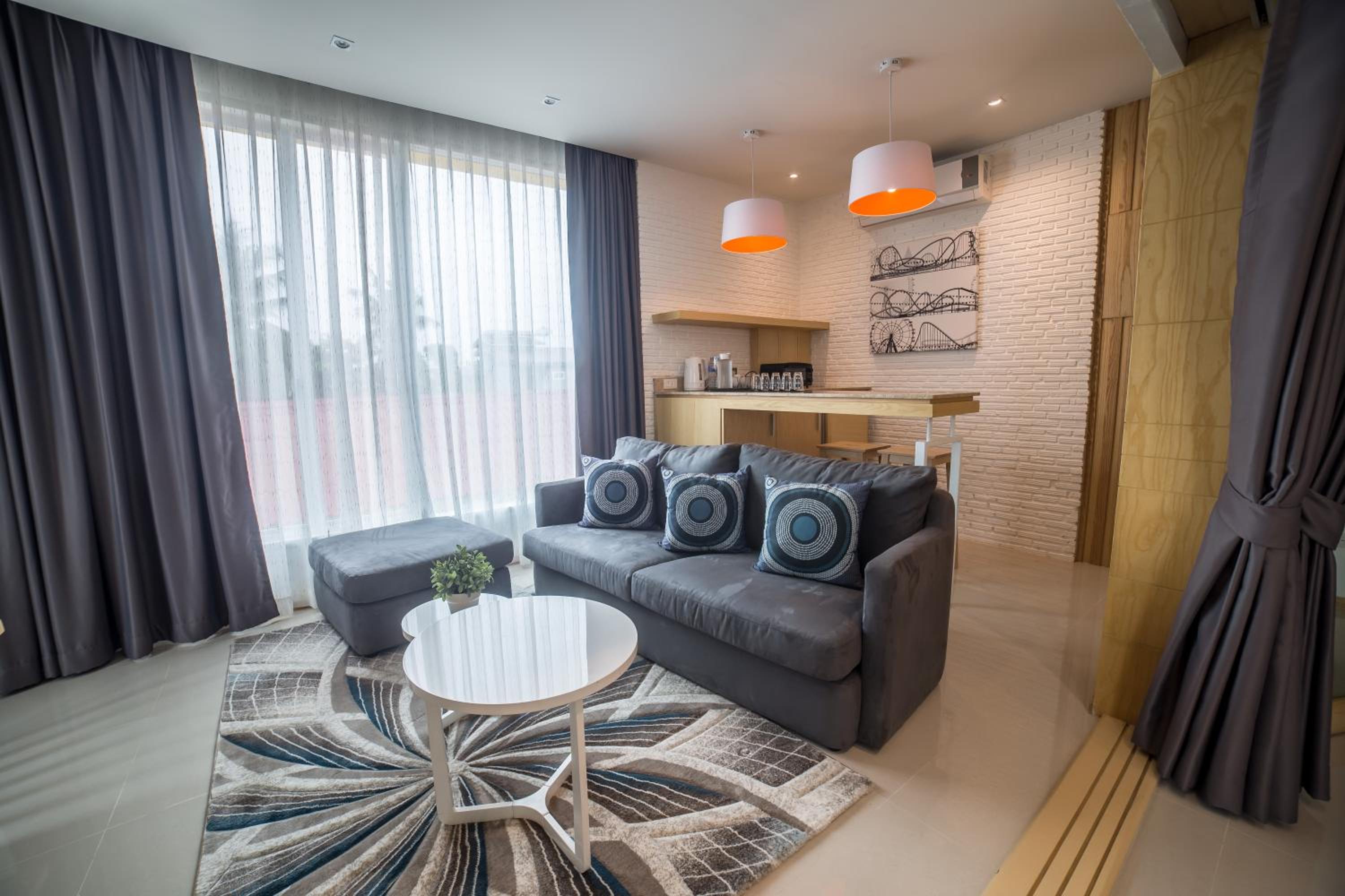 Deluxe King Suite photo 2