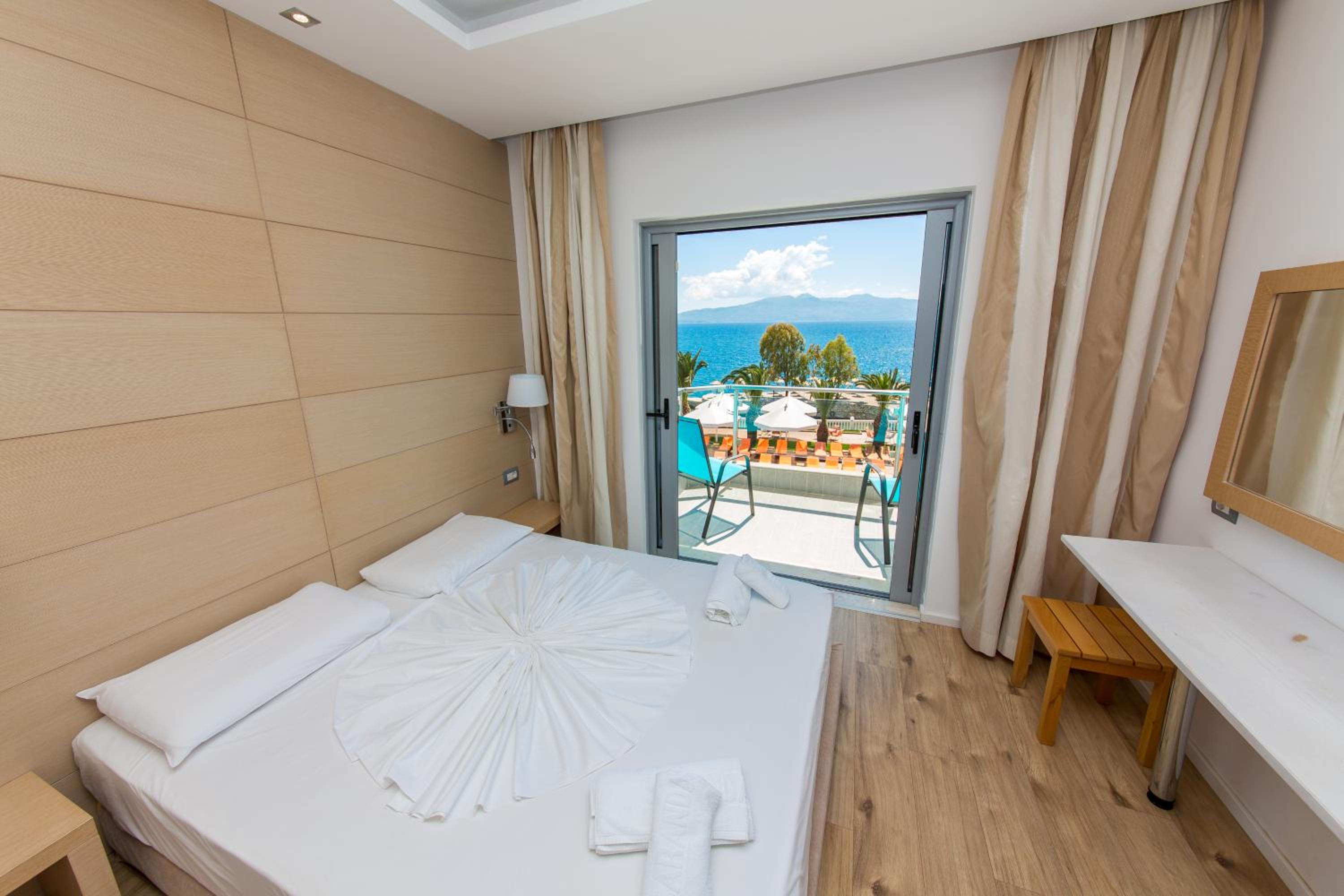 Triple Room with Balcony and Sea View