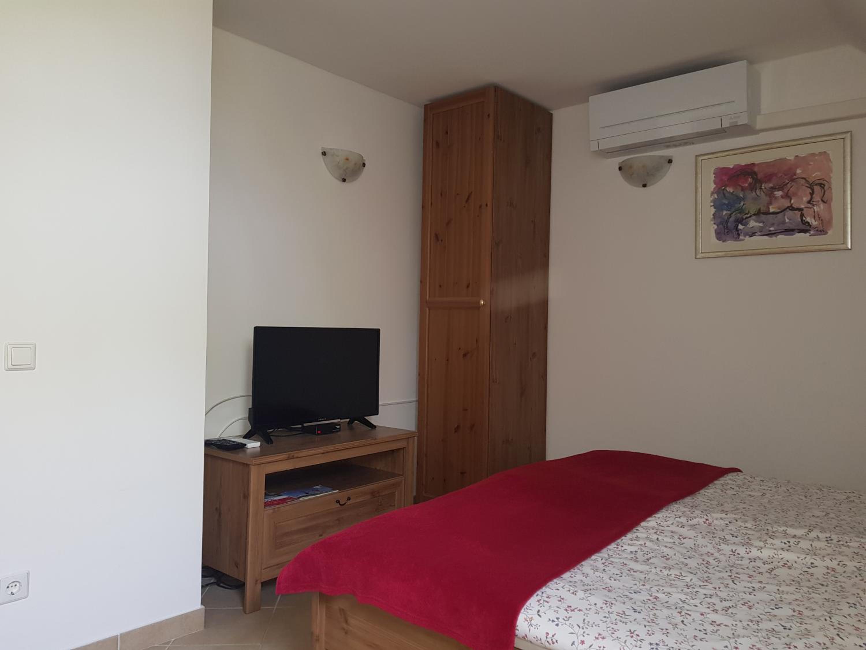 Double Room with Private Bathroom - Photo 3