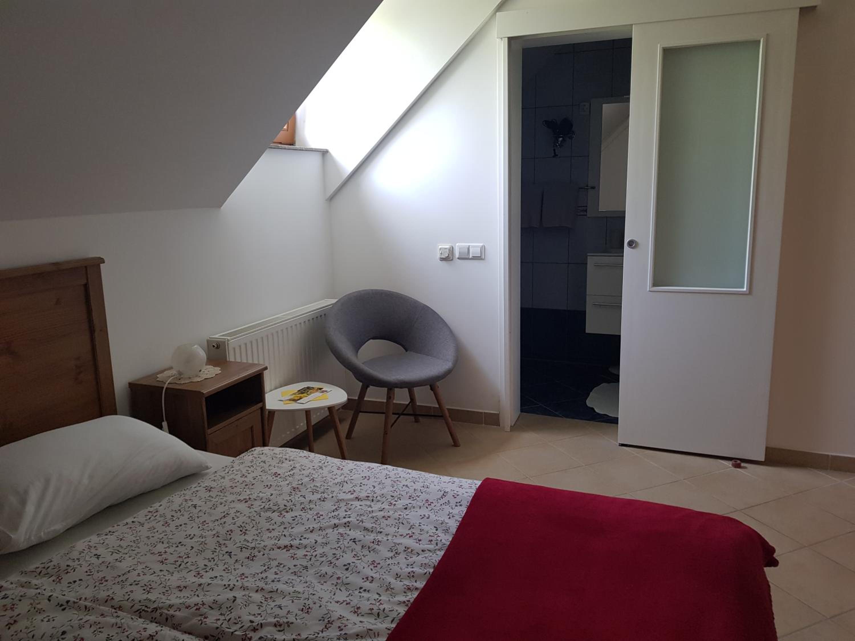 Double Room with Private Bathroom - Photo 4