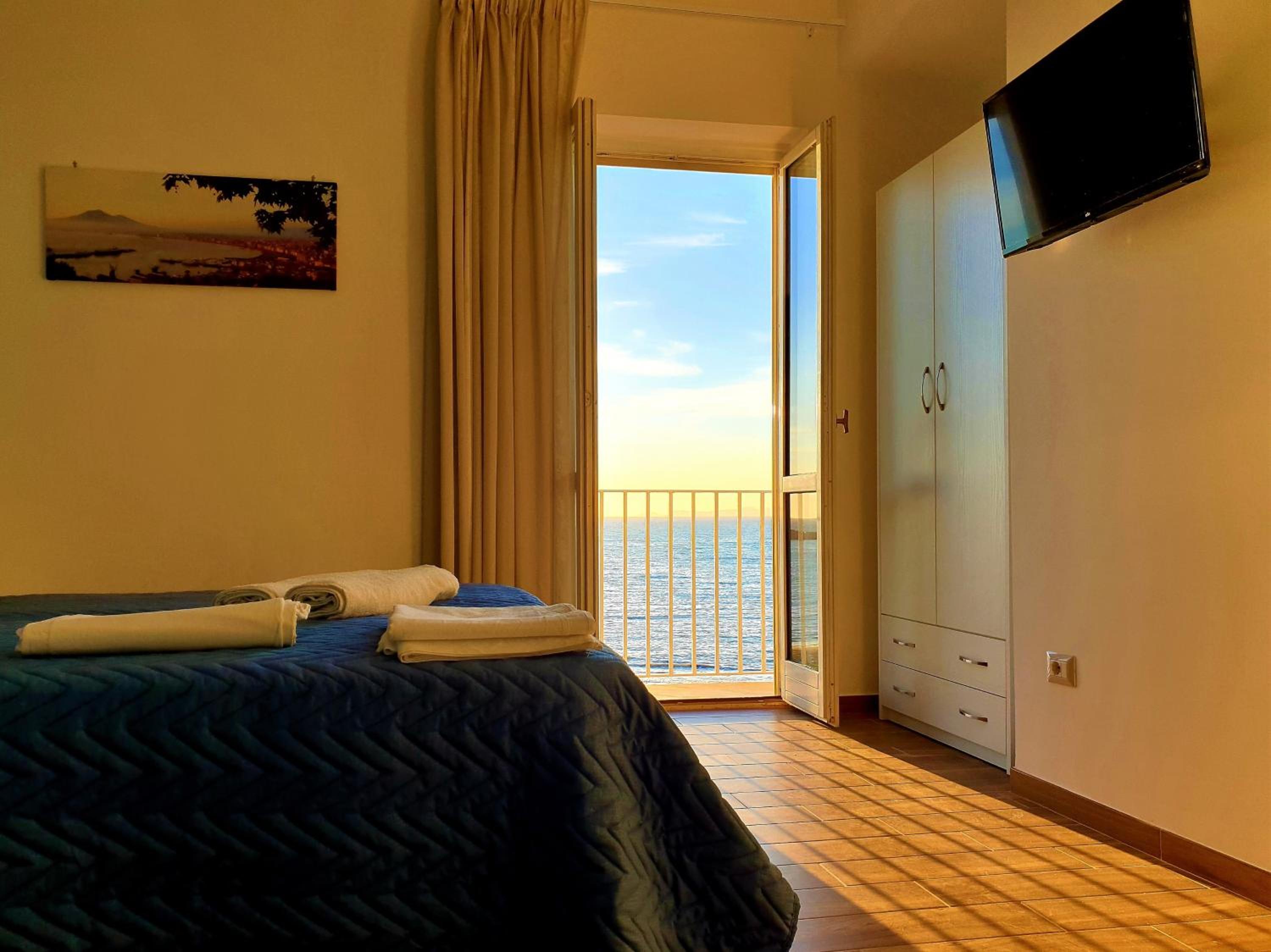 Double Room with Balcony and Sea View - Photo 5
