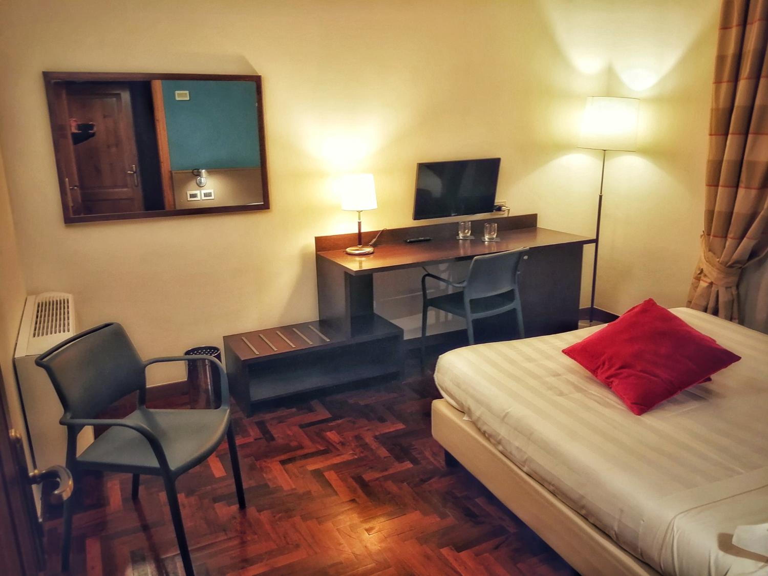 Standard Double or Twin Room - Photo 16