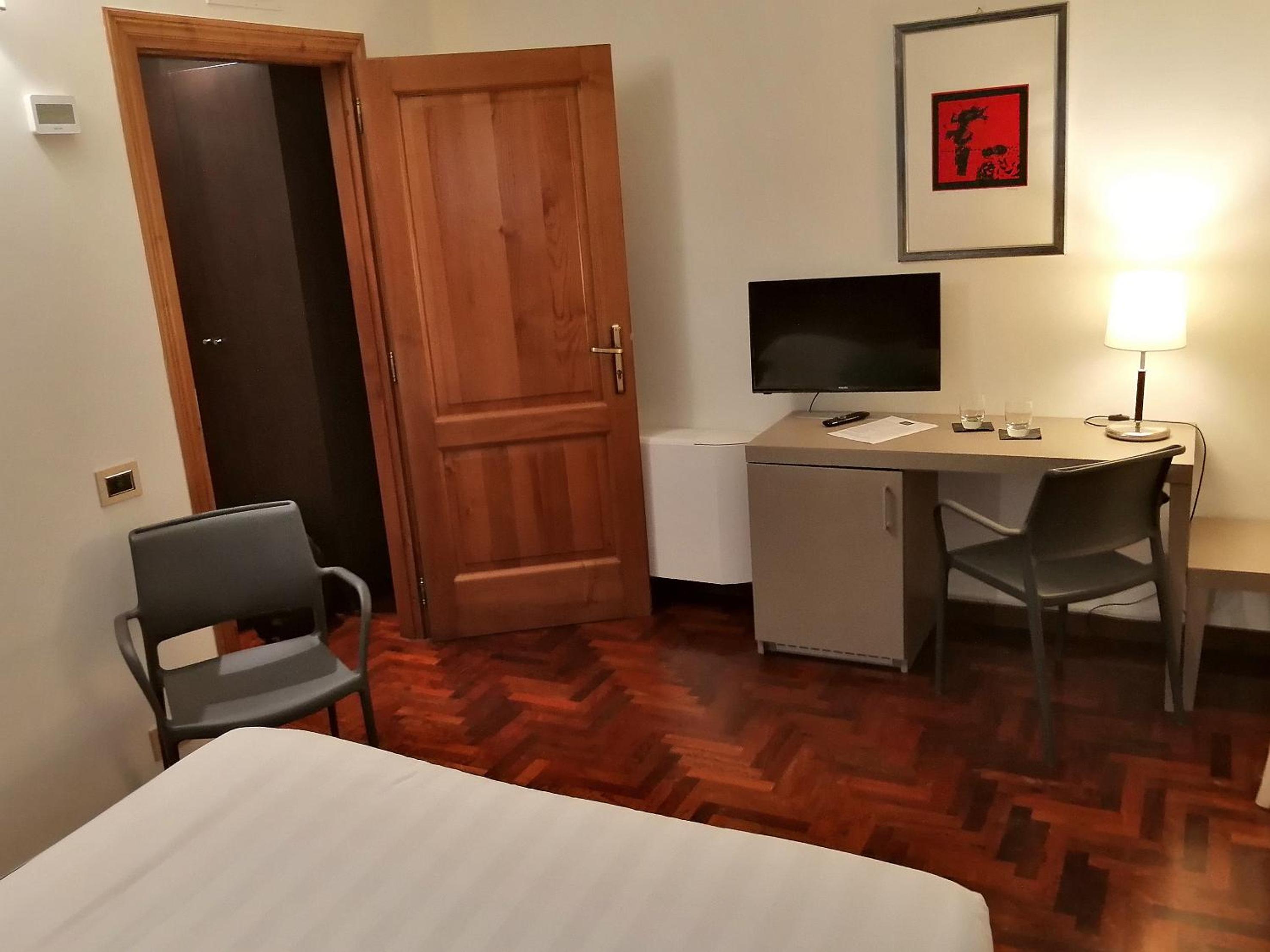 Standard Double or Twin Room - Photo 4