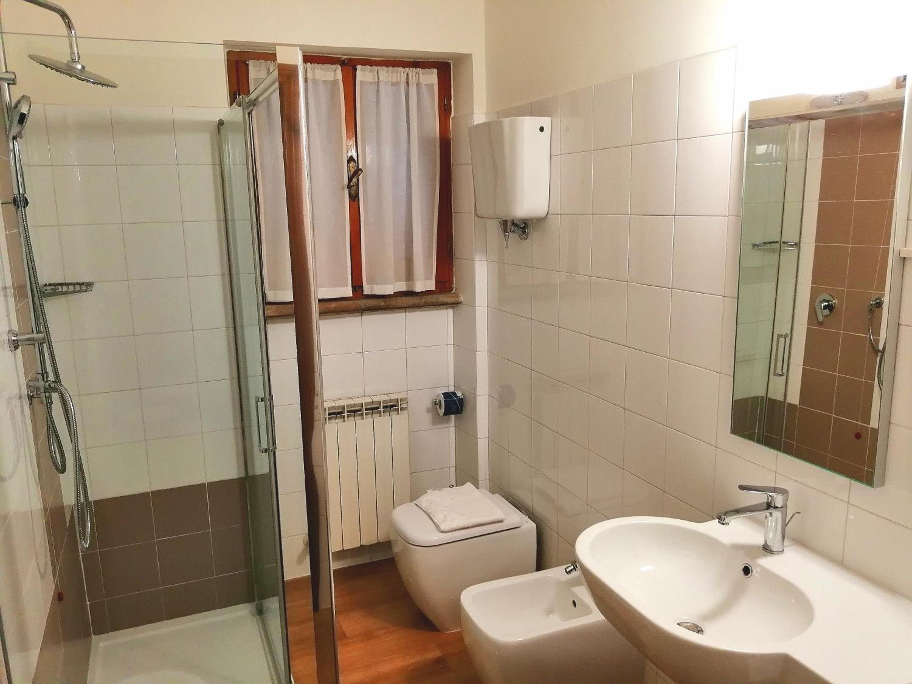 Standard Double or Twin Room - Photo 17