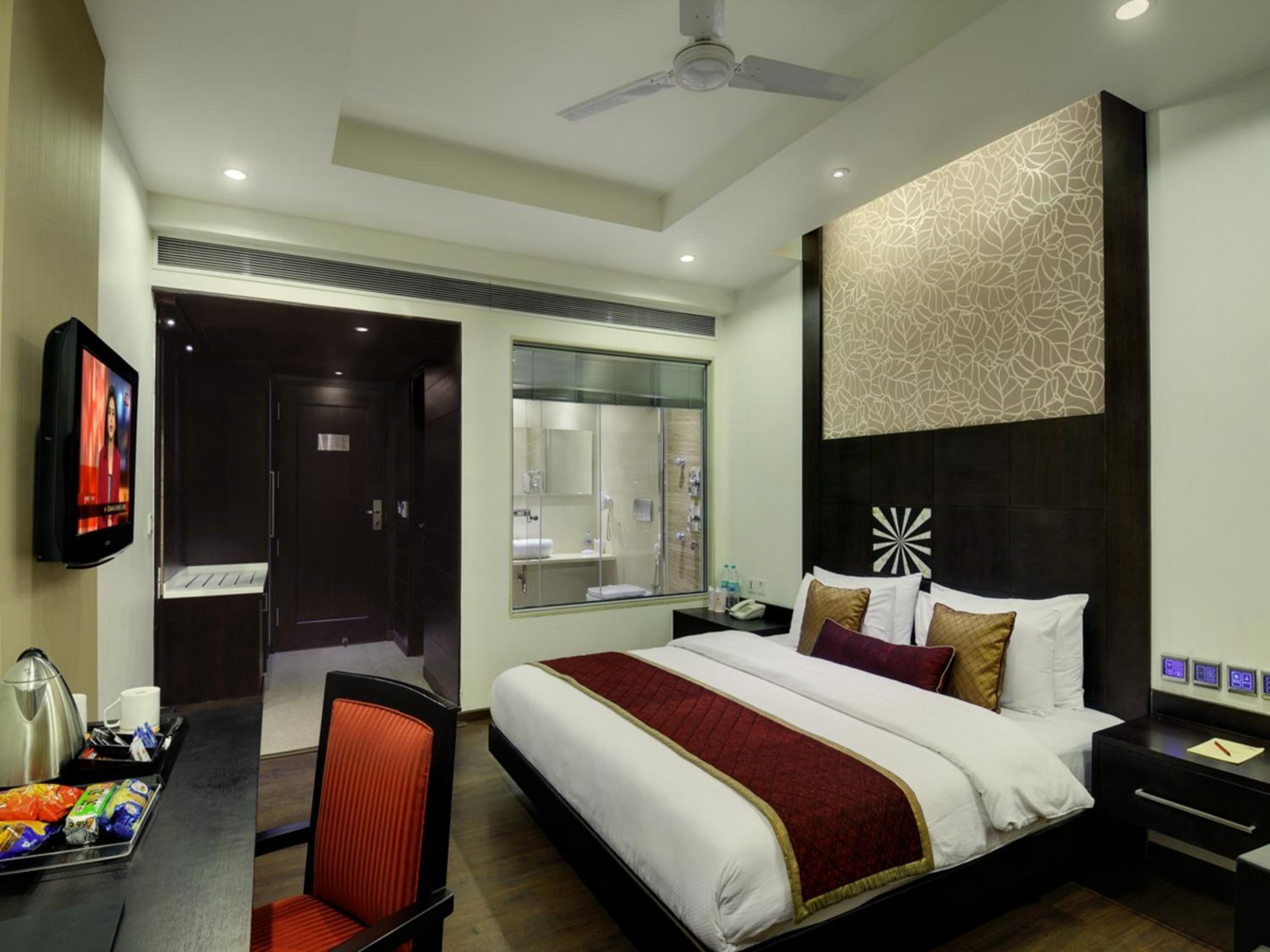 Premier King Room with Window & Free Airport Pick-up photo 1