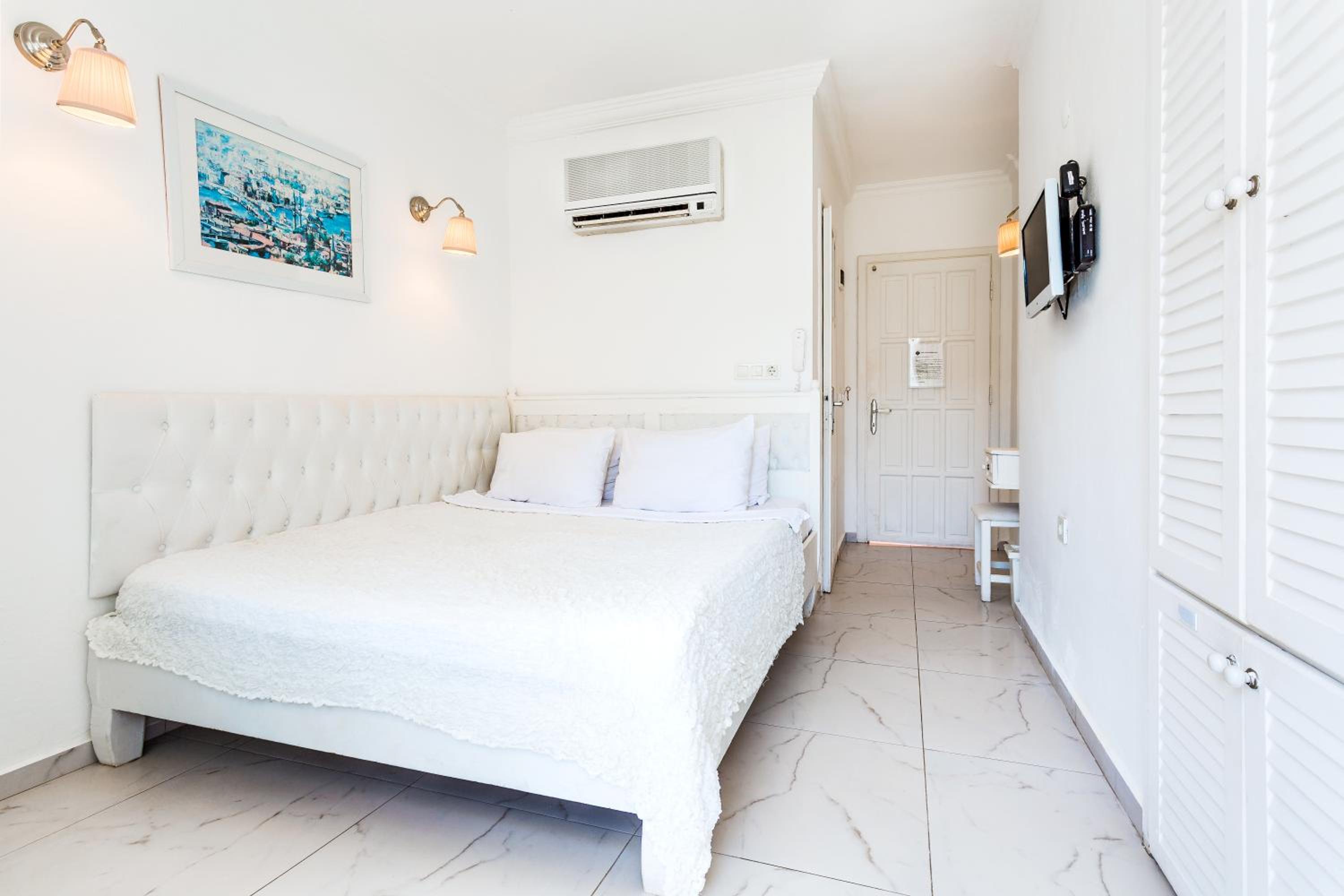 Double Room With Balcony And Sea View - Photo 16