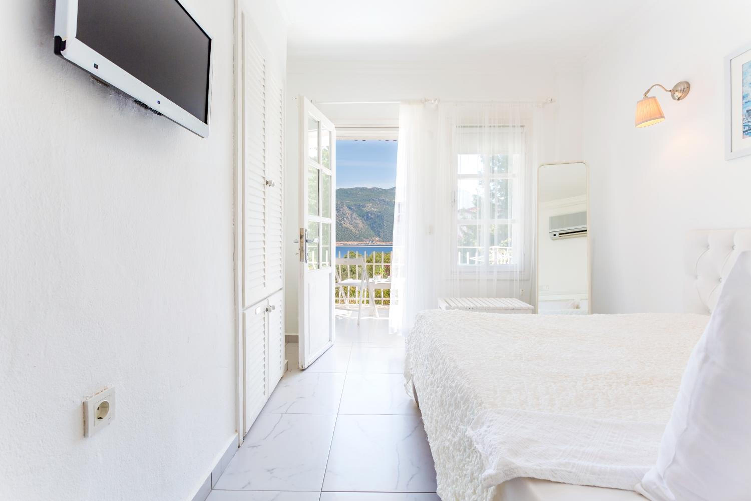 Double Room With Balcony And Sea View - Photo 15