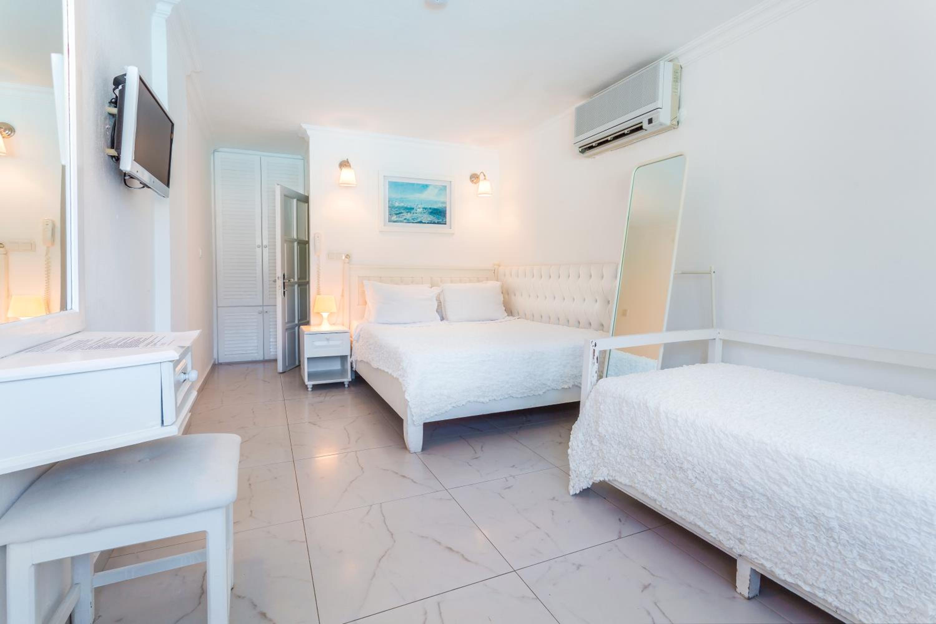 Standard Triple Room with Sea View - Photo 17