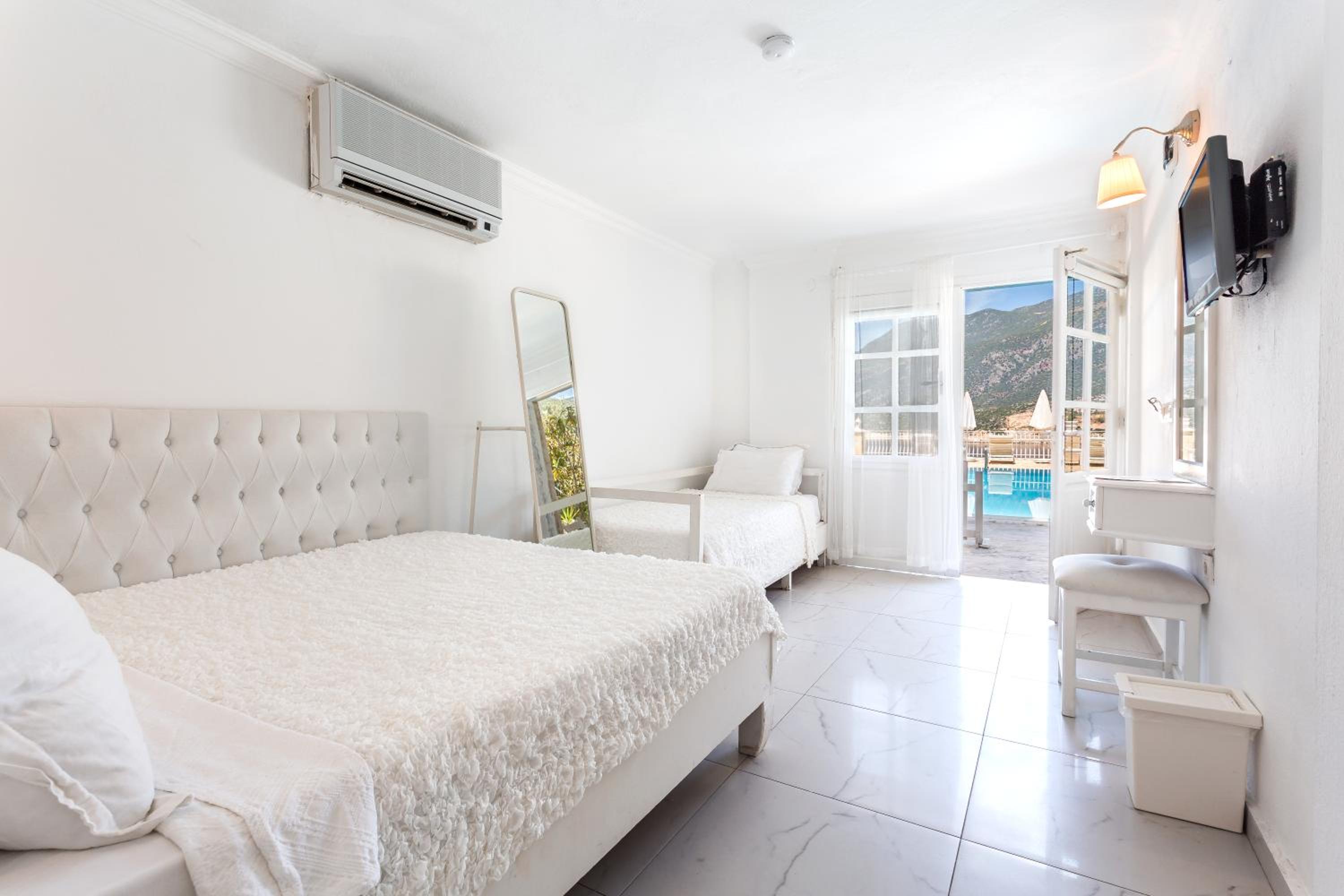 Standard Triple Room with Sea View - Photo 16