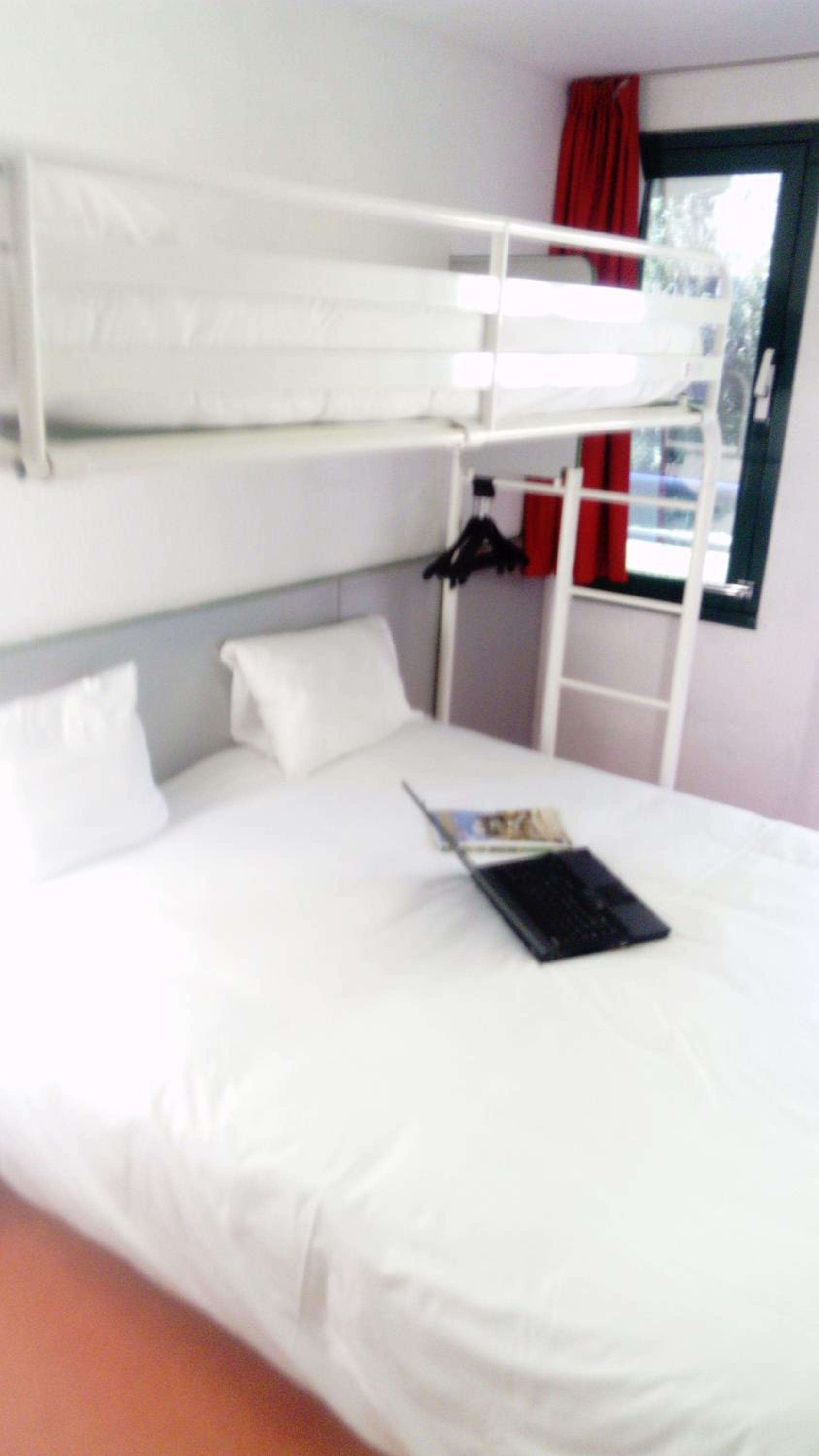 Triple Room (1 Double Bed + 1 Single Bed) photo 2