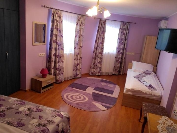 Family Room with Private Bathroom - Photo 2
