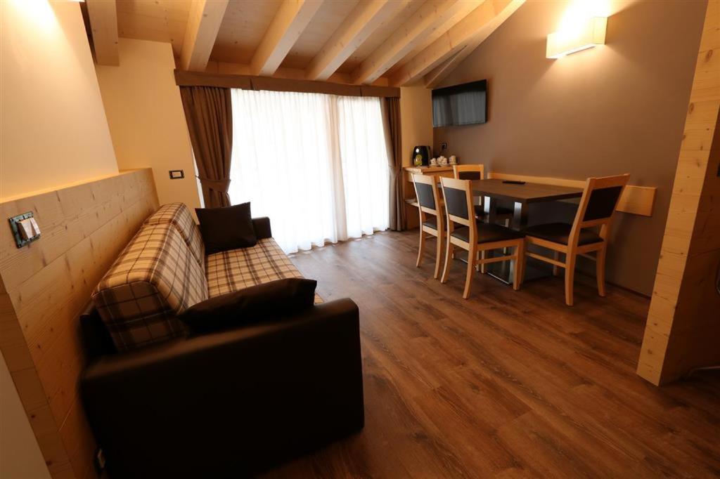 Family Suite with Balcony - Photo 13