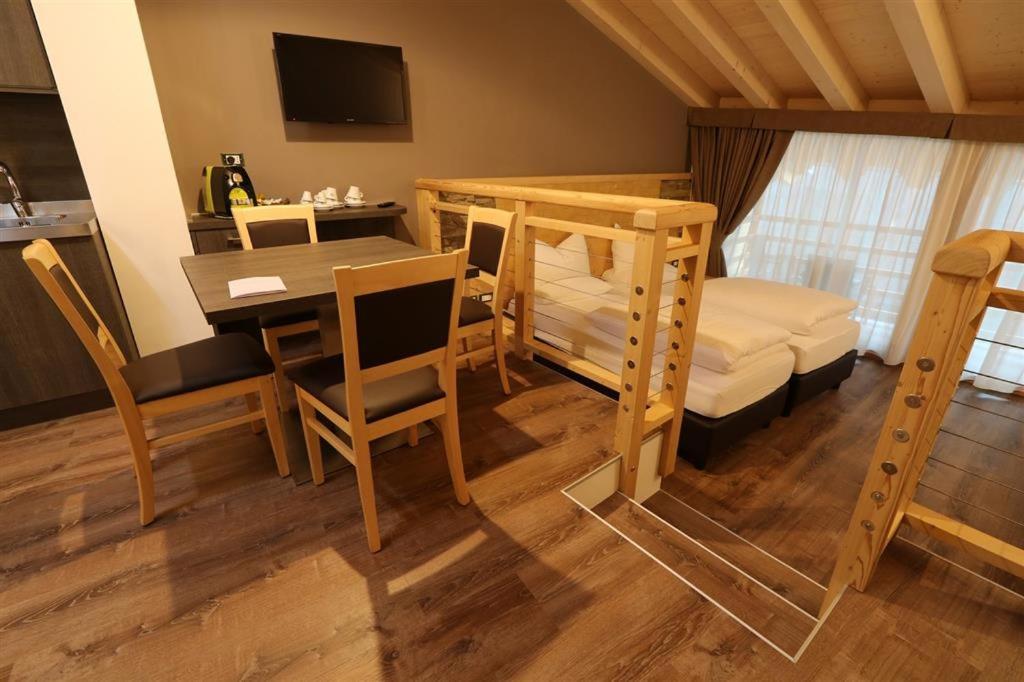 Family Suite with Balcony - Photo 12
