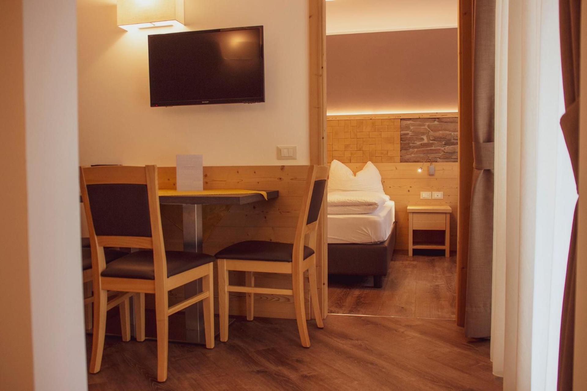 Family Suite with Balcony - Photo 11