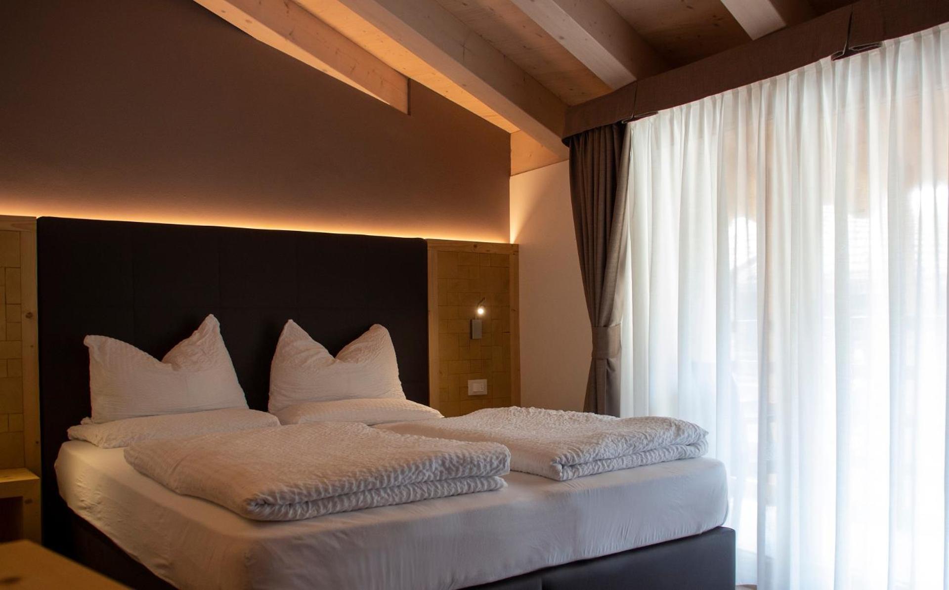 Family Suite with Balcony - Photo 10