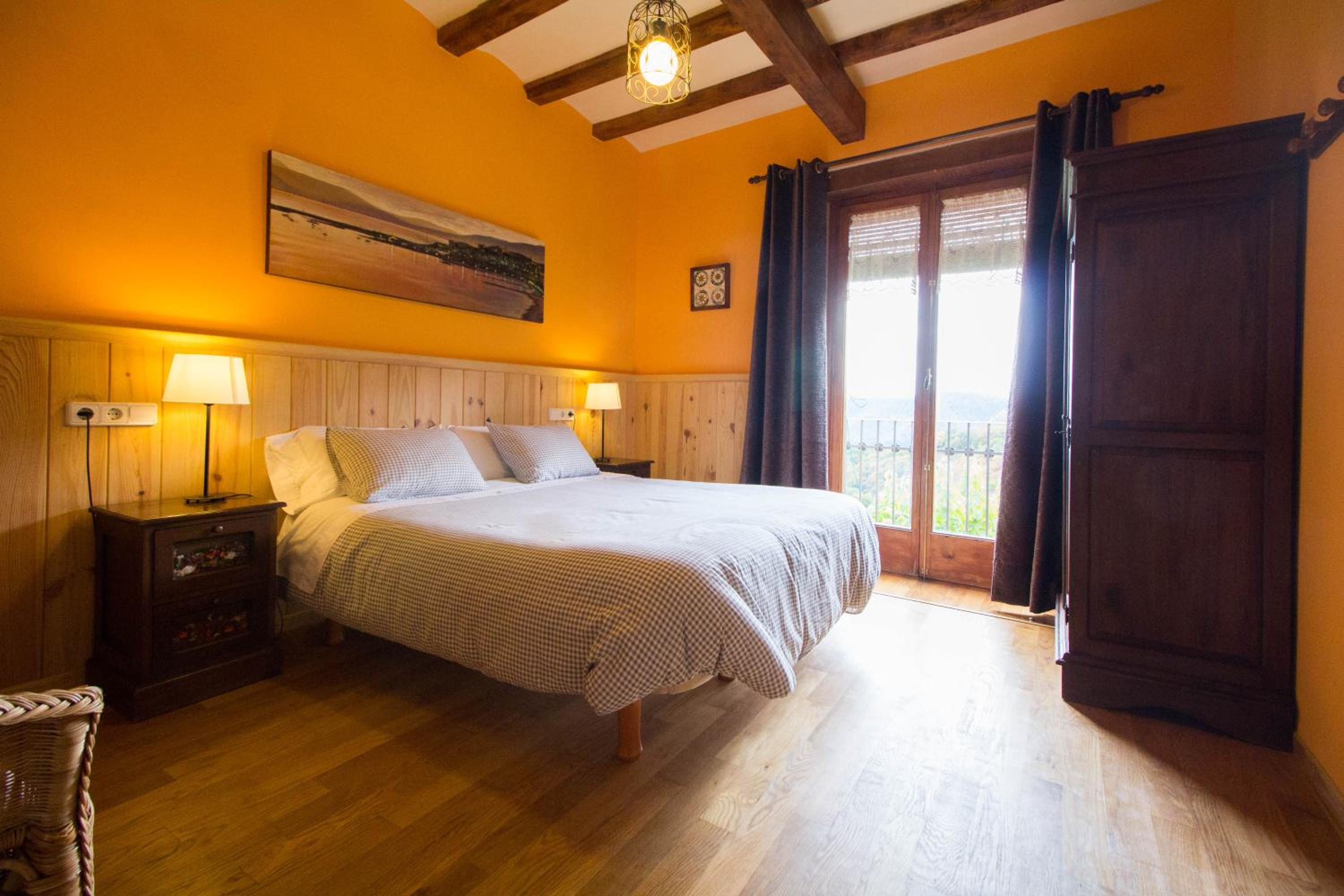 Double or Twin Room with Balcony and Mountain View - Photo 9