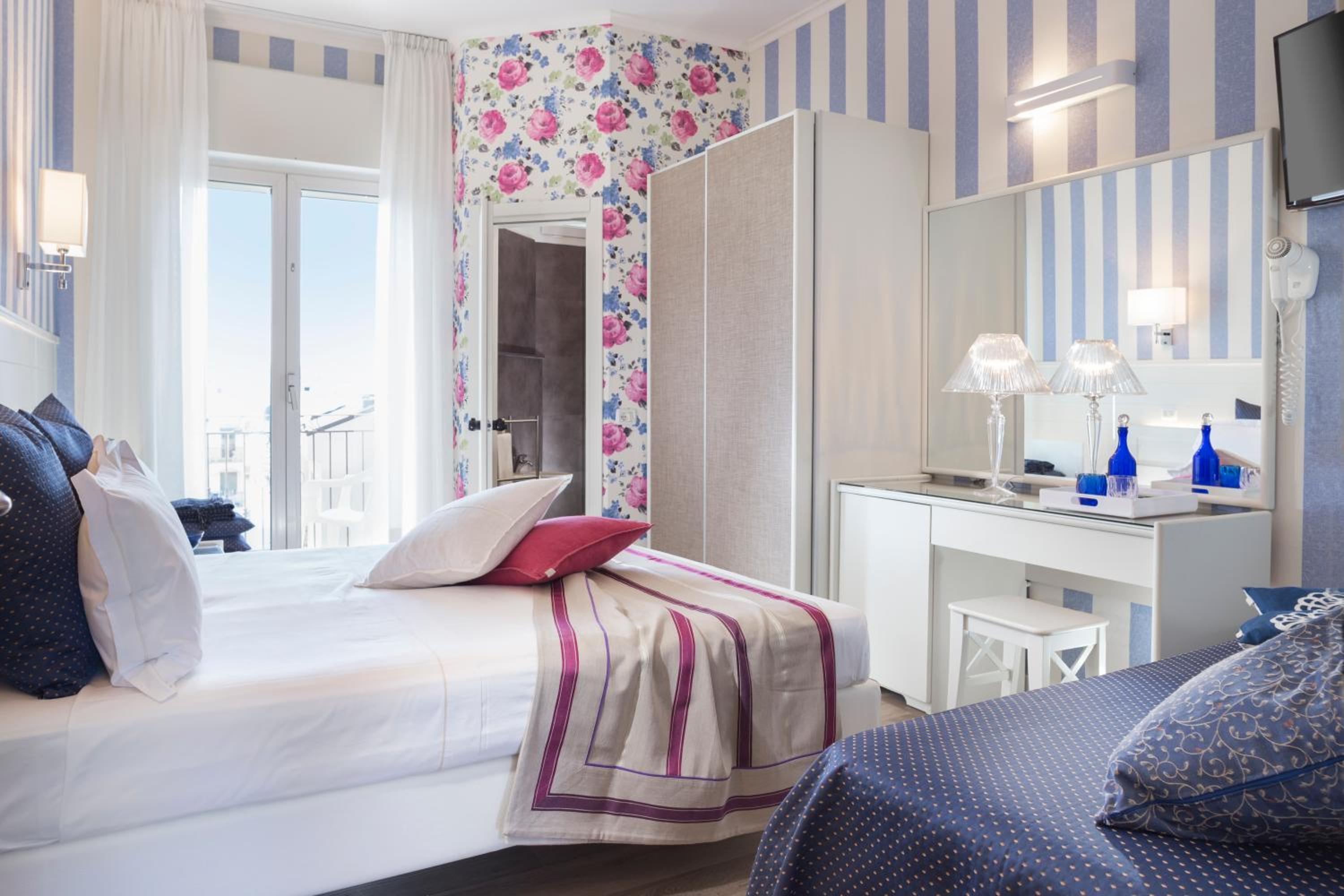 Deluxe Room with Balcony photo 3
