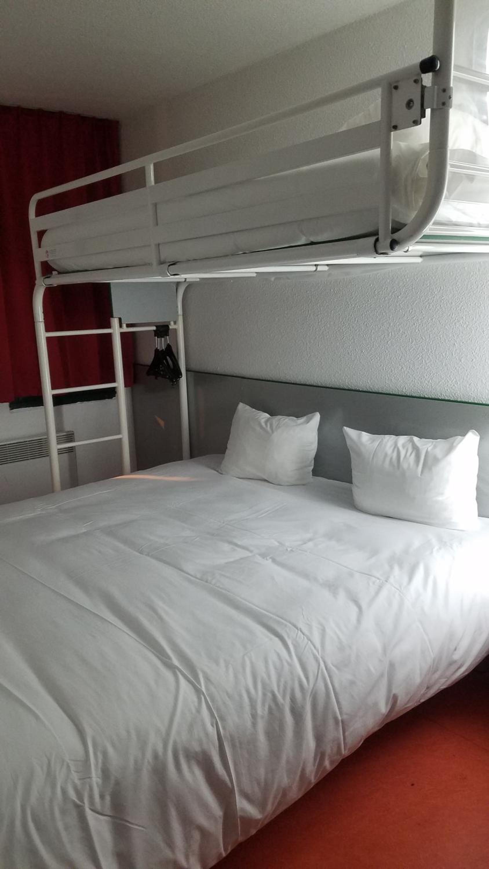 Triple Room (1 Double Bed + 1 Single Bed) photo 1
