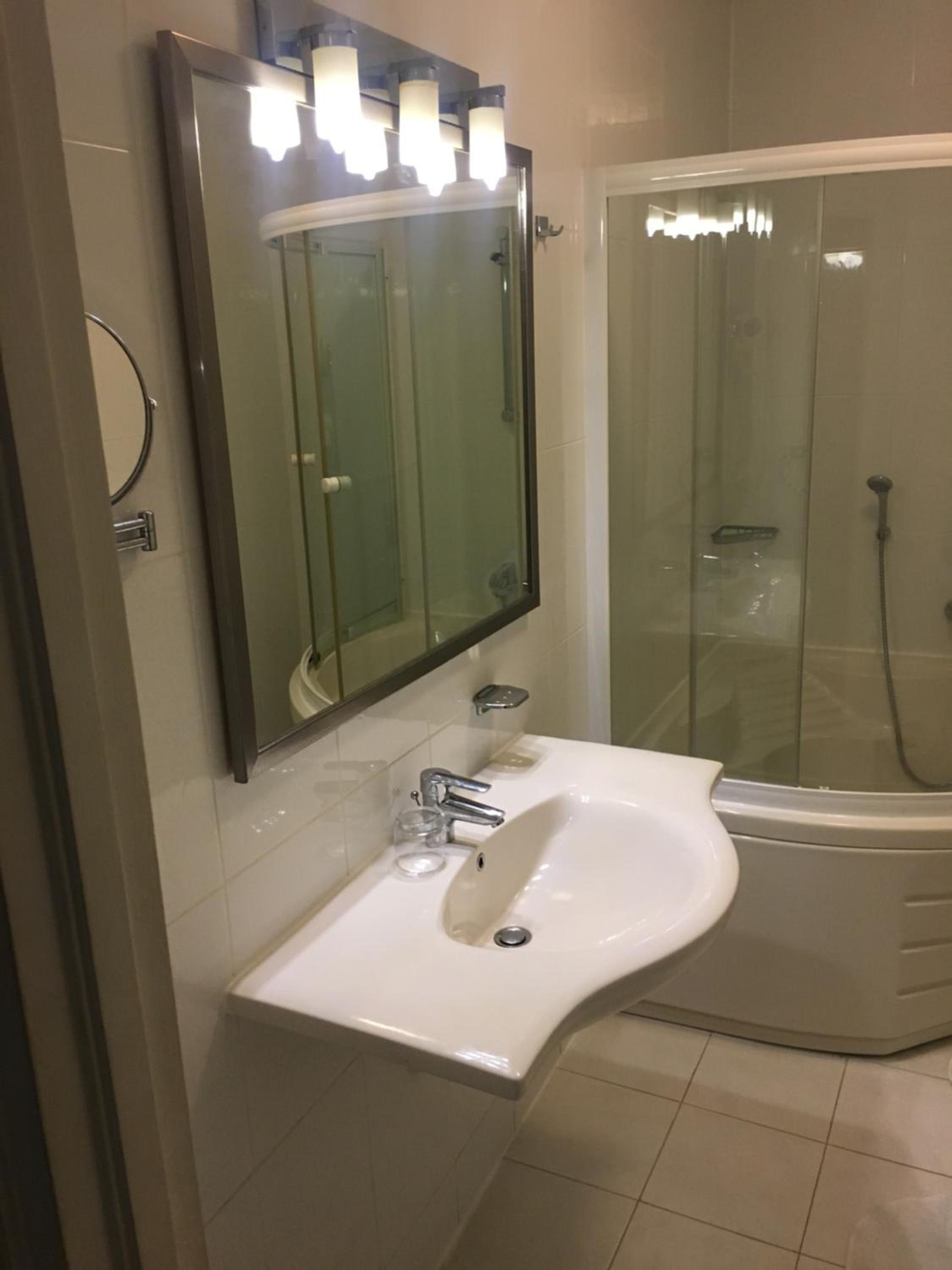 Deluxe Double Room (2 Adults + 1 Child) photo 3