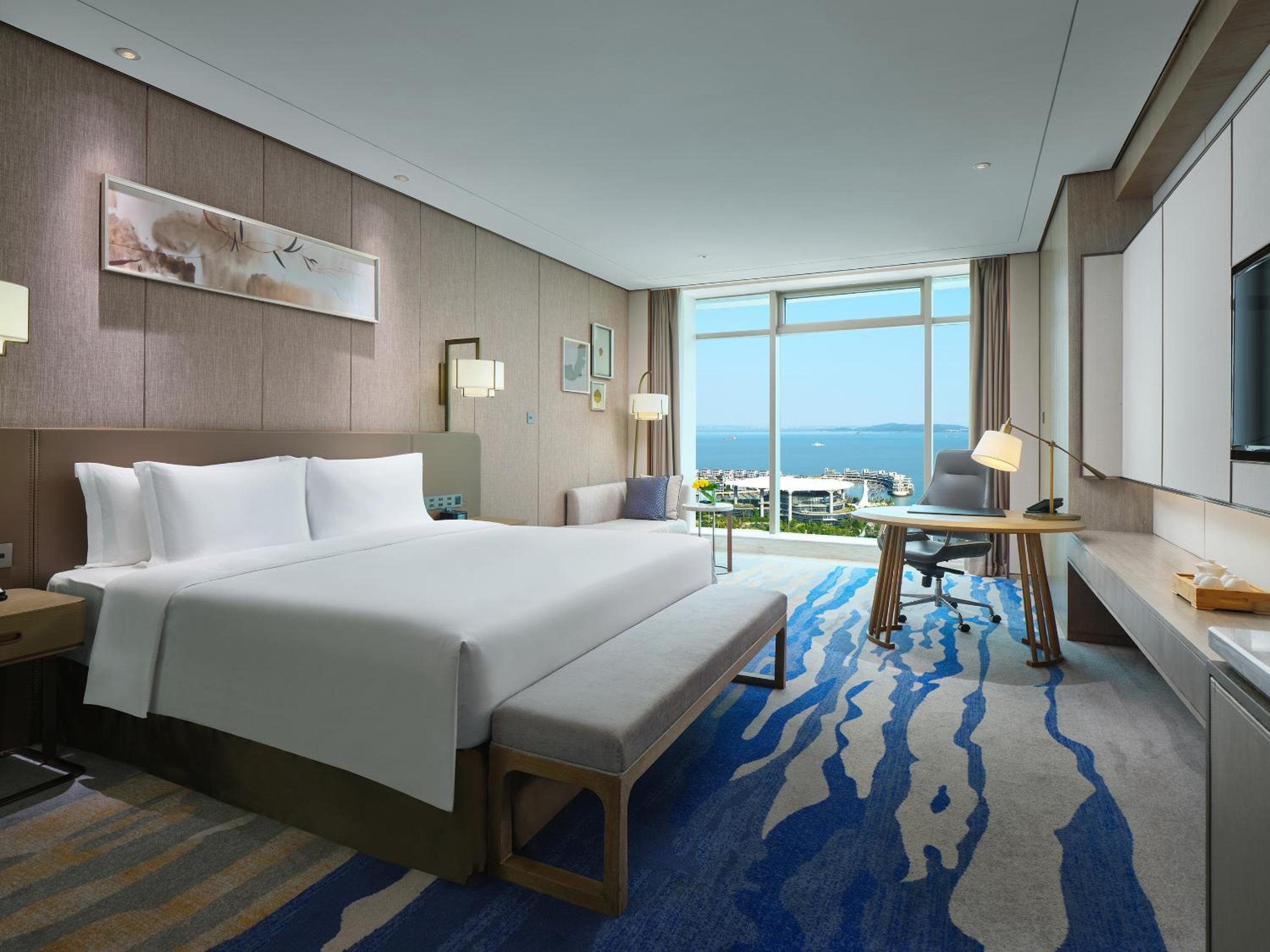 Classic King Room with Sea View and Club Lounge Access