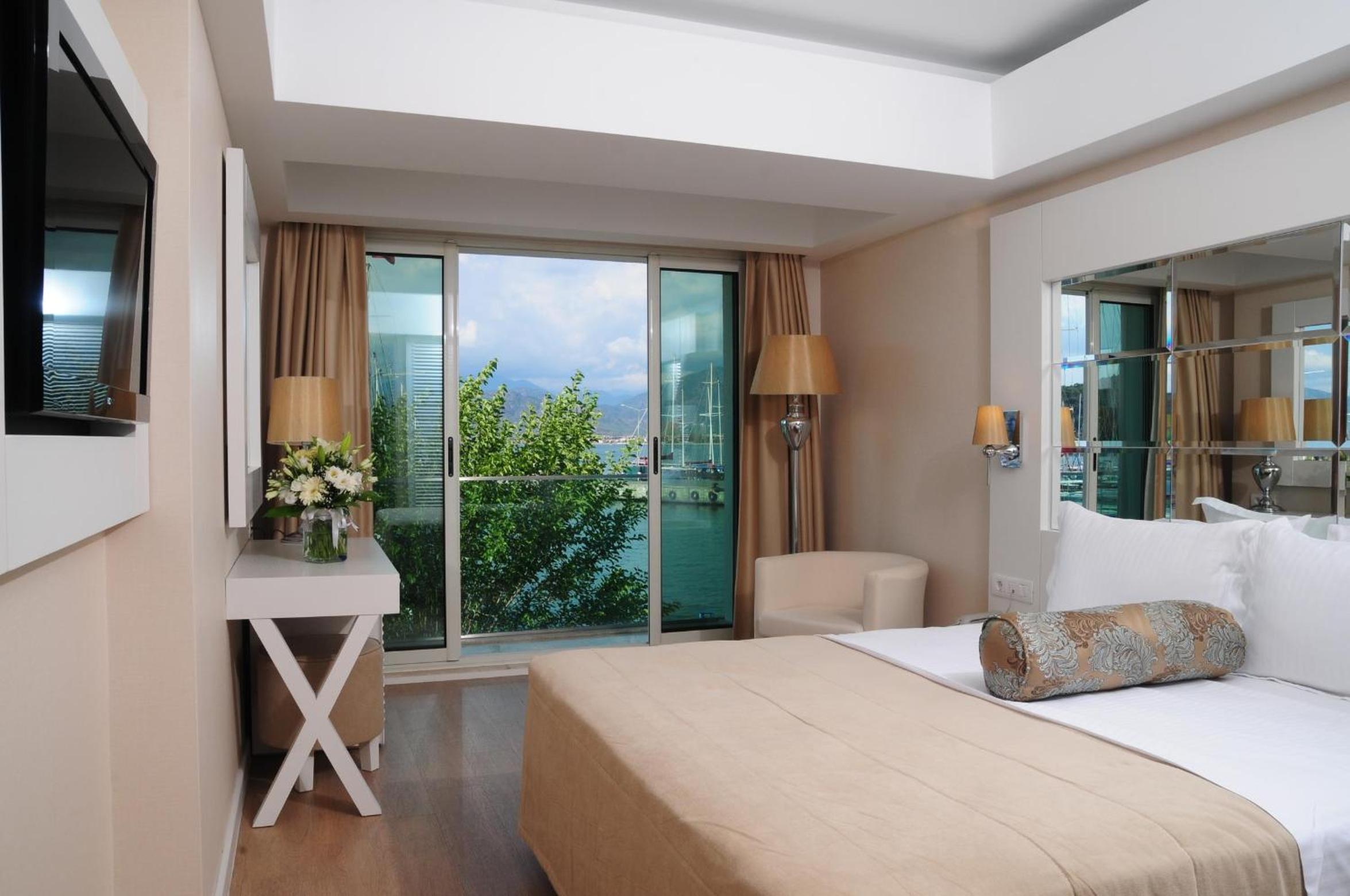 Standard Room with Sea View thumbnail 5