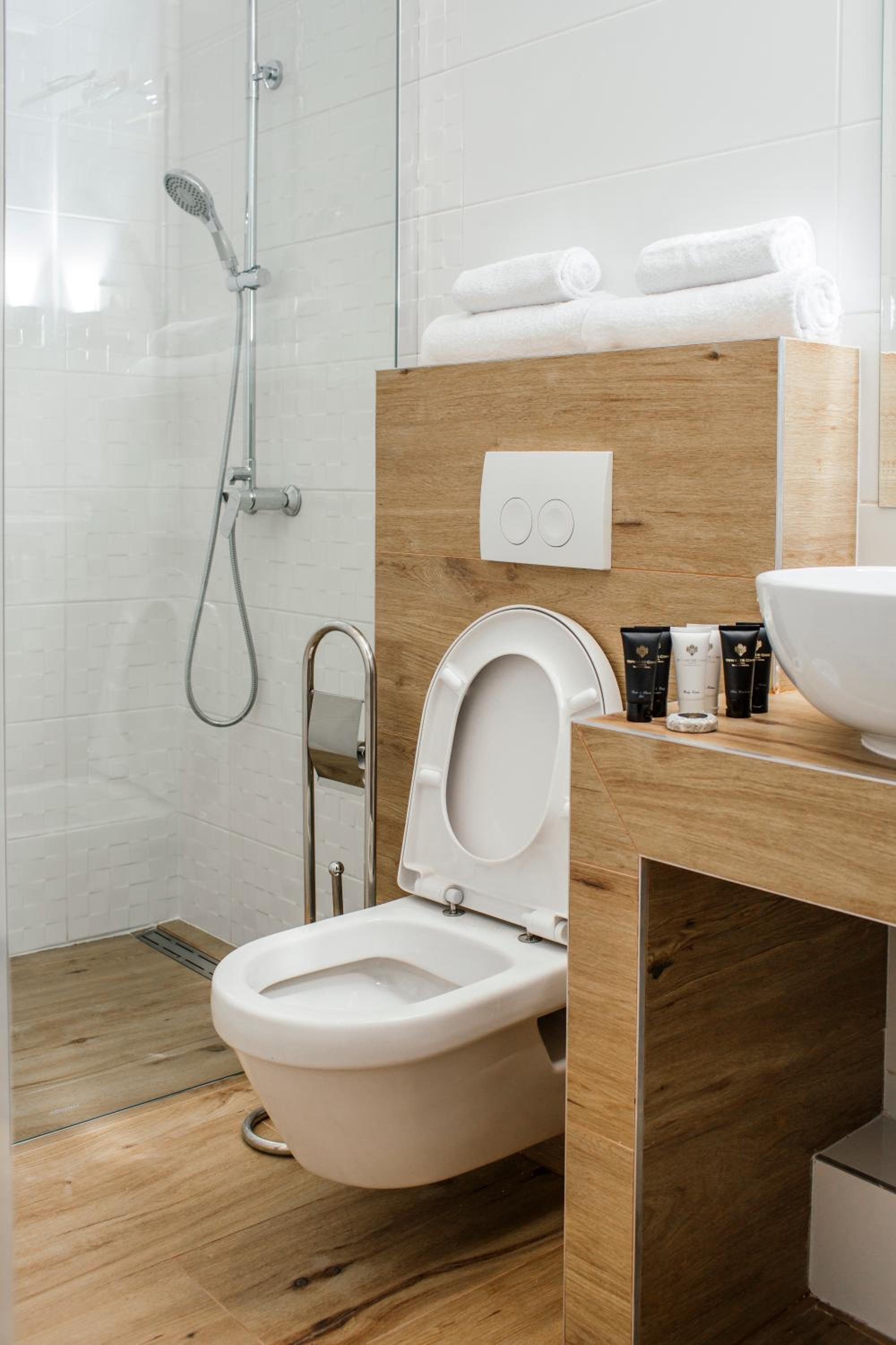 Double or Twin Room with City View - Photo 2