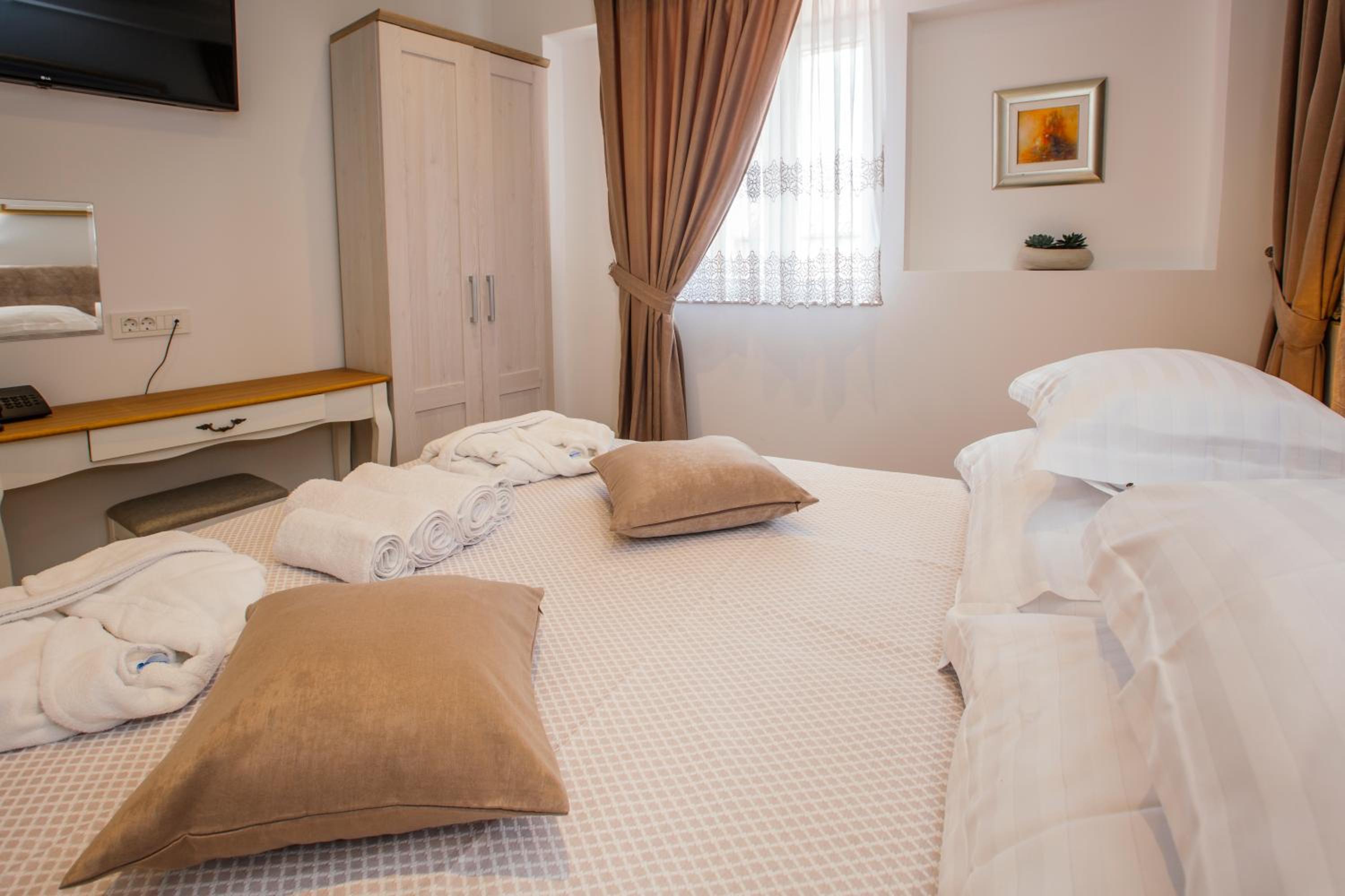 Double or Twin Room with City View - Photo 3