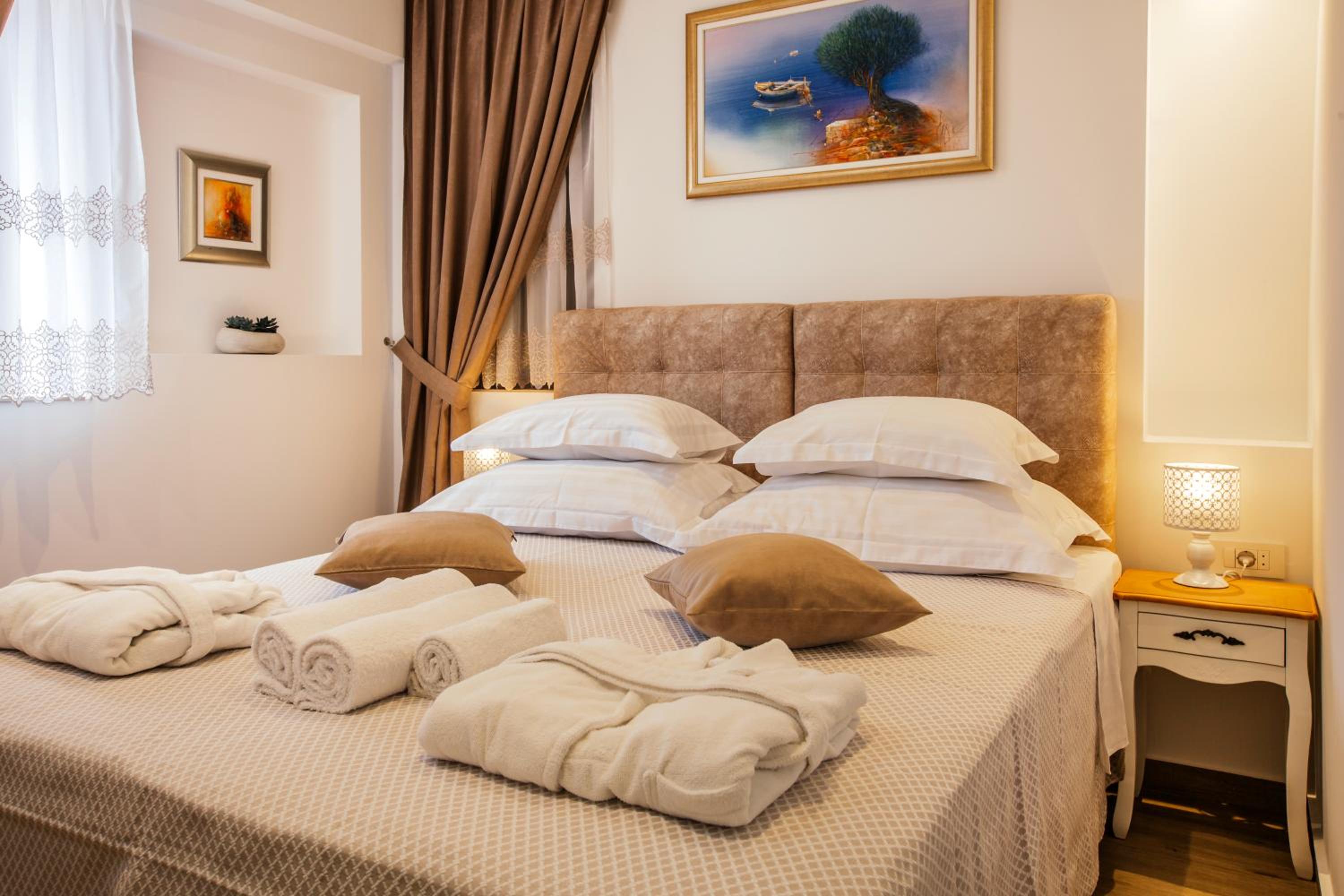 Double or Twin Room with City View - Photo 1