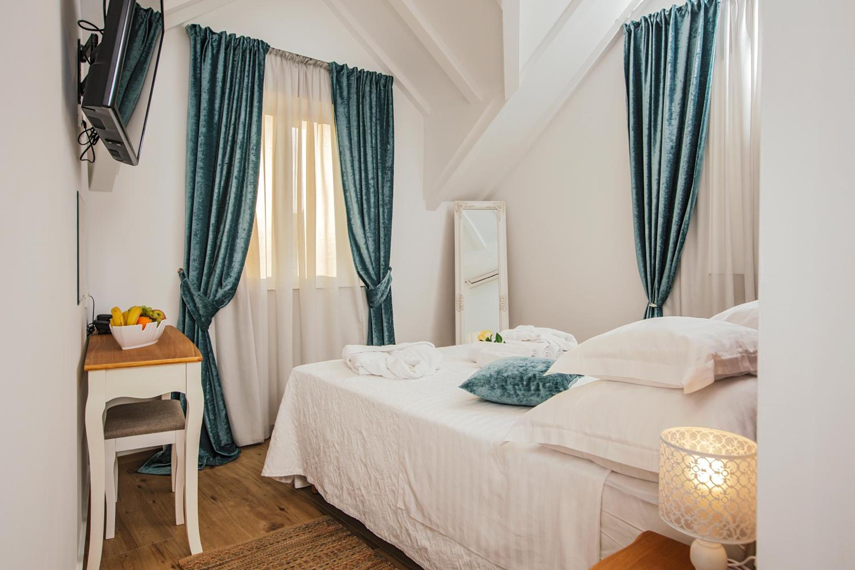 Superior Double or Twin Room with City View photo 2